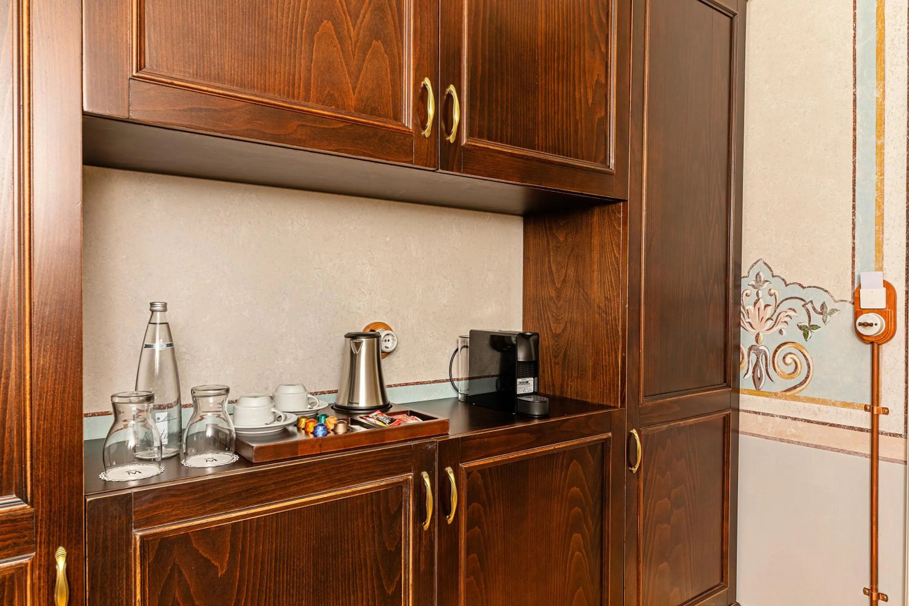 Coffee/tea facilities in Meroddi Barnathan Hotel