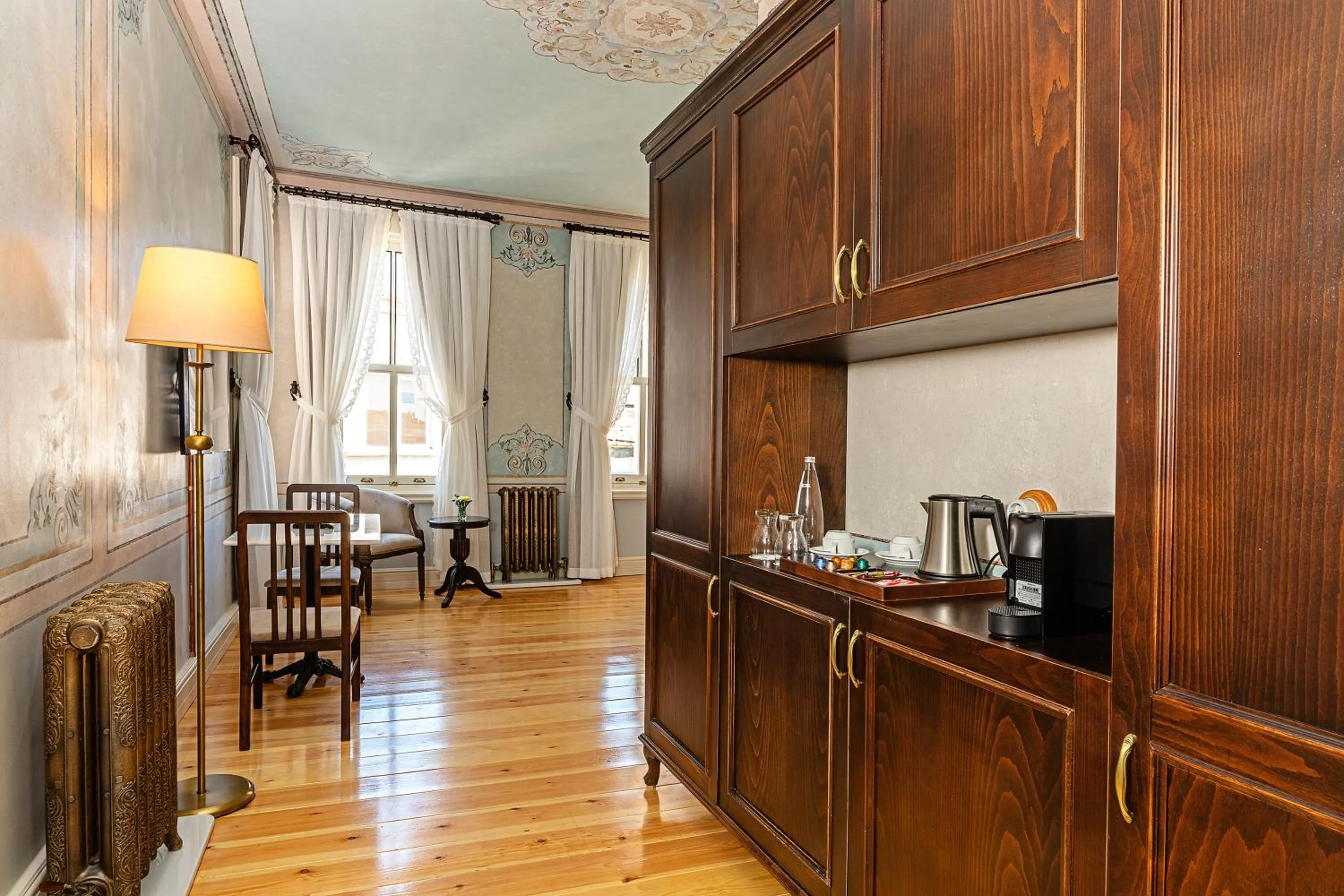 Coffee/tea facilities in Meroddi Barnathan Hotel