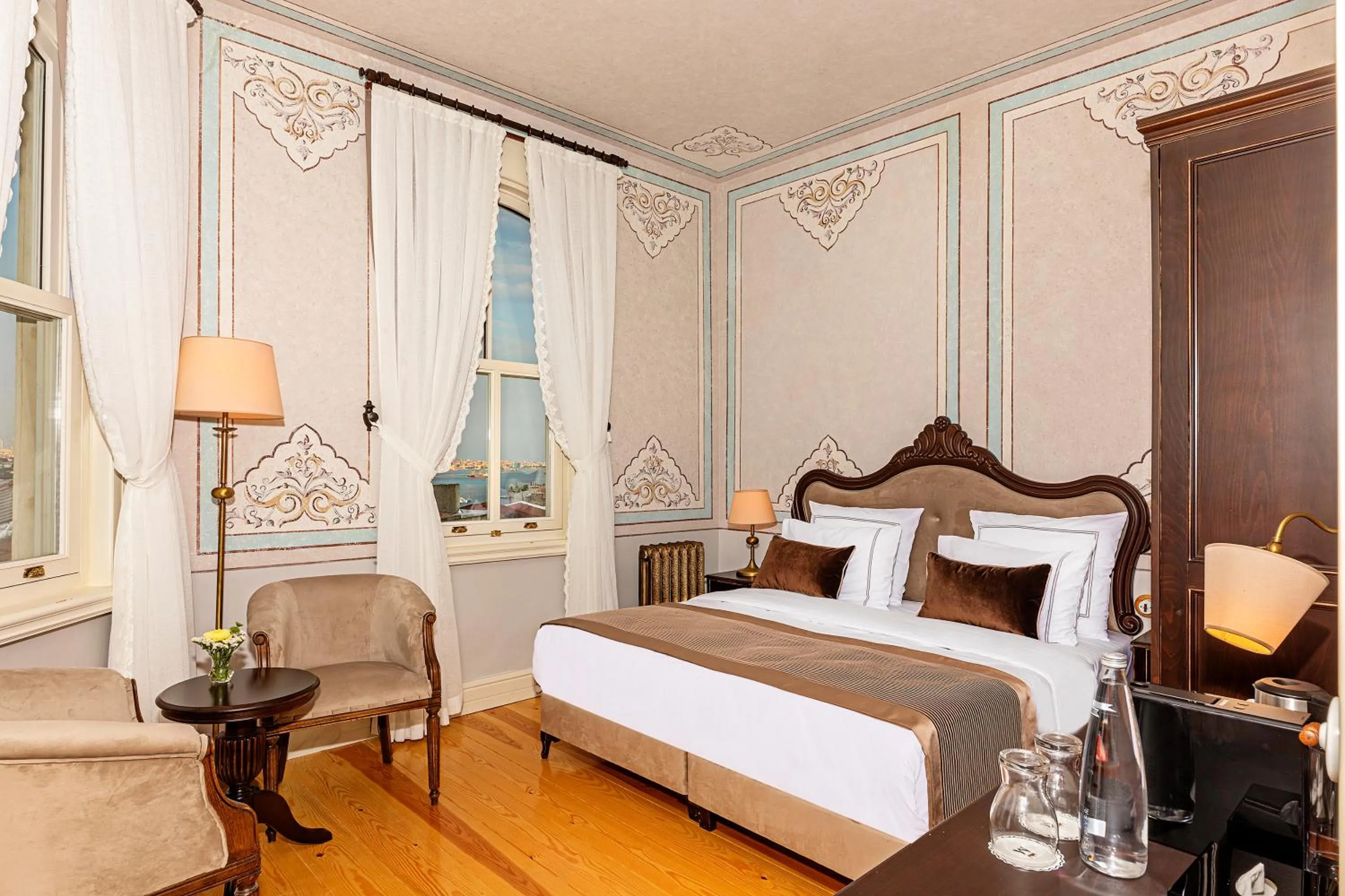 Seating area, Bed in Meroddi Barnathan Hotel