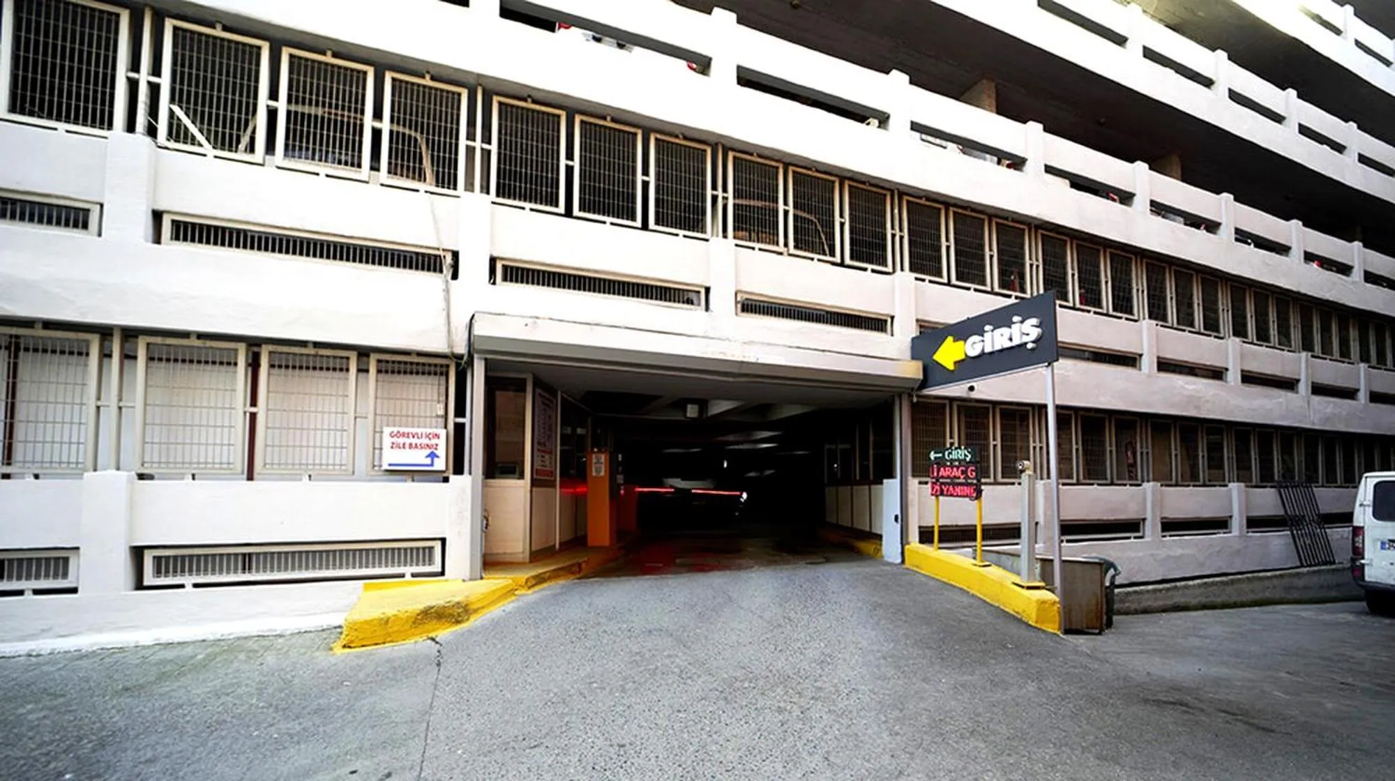 Parking in Meroddi Barnathan Hotel