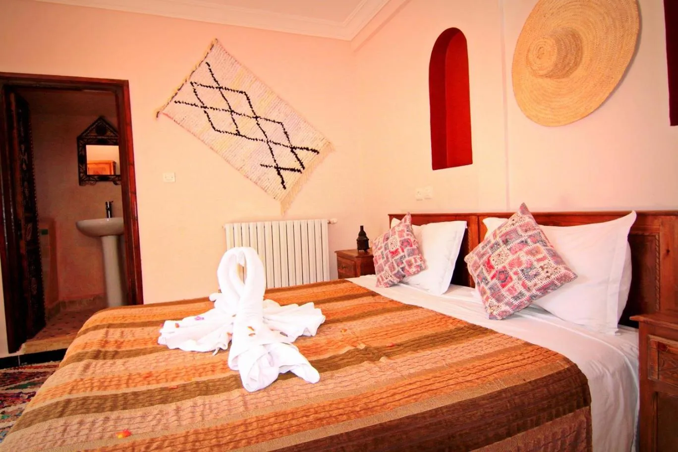 Photo of the whole room, Bed in Jnane Karma