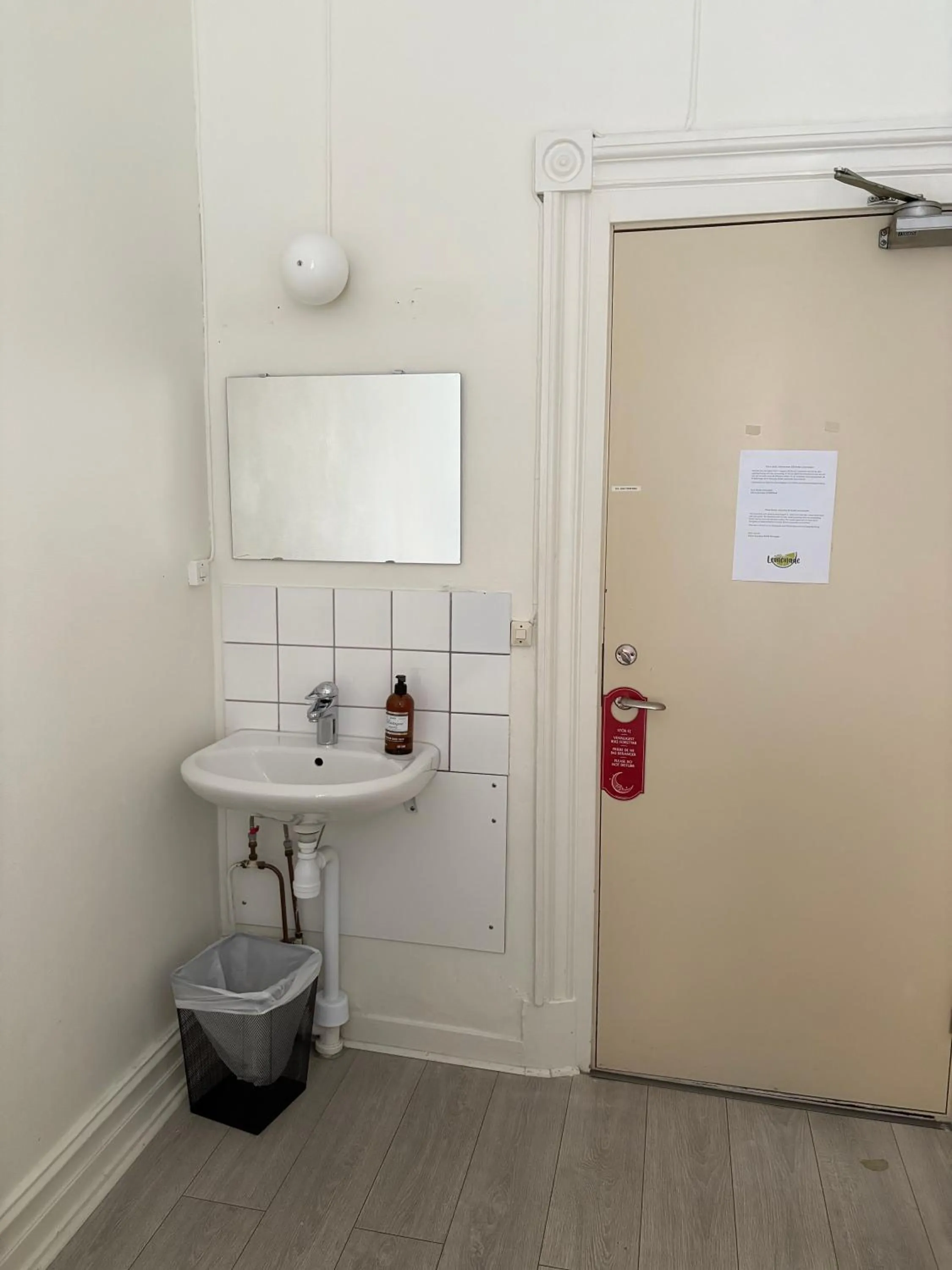 Photo of the whole room in Hotel Lemonade