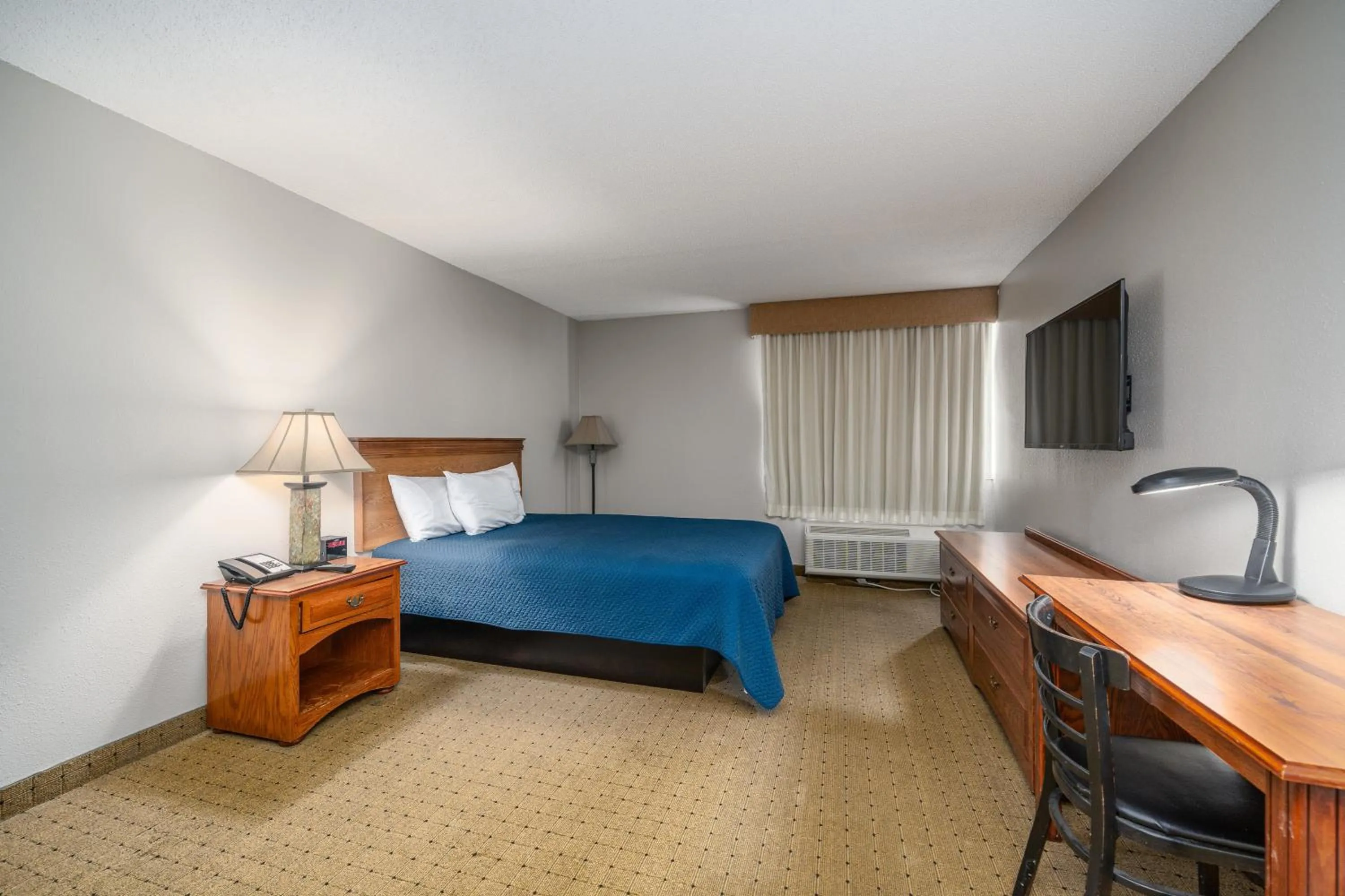 Photo of the whole room, Bed in The Dakota