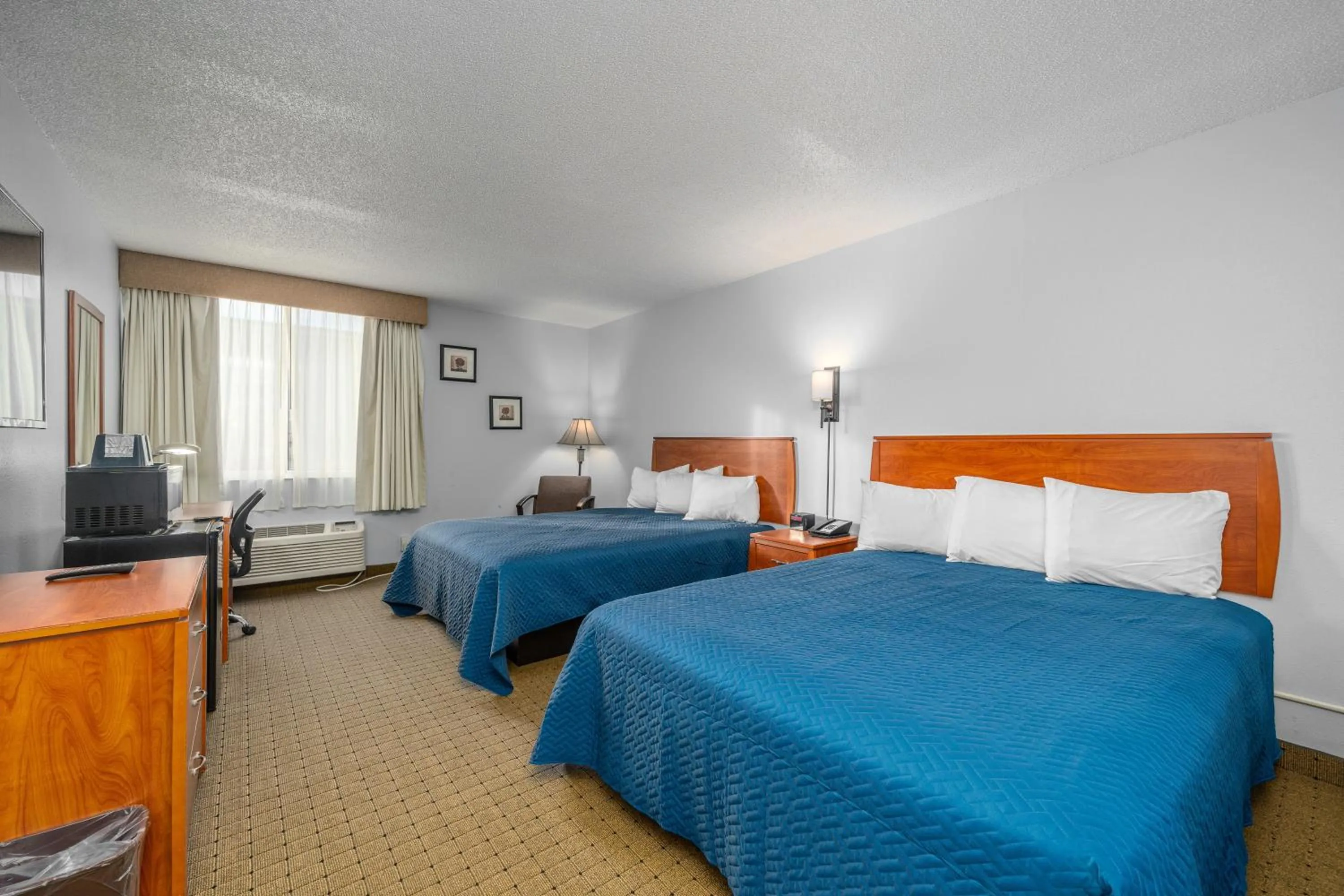 Photo of the whole room, Bed in The Dakota