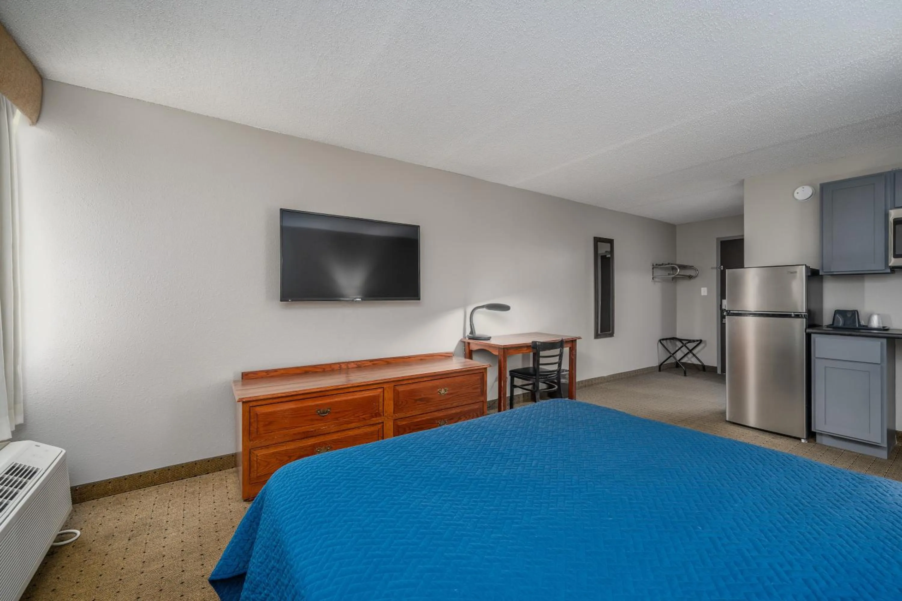 Photo of the whole room, Bed in The Dakota