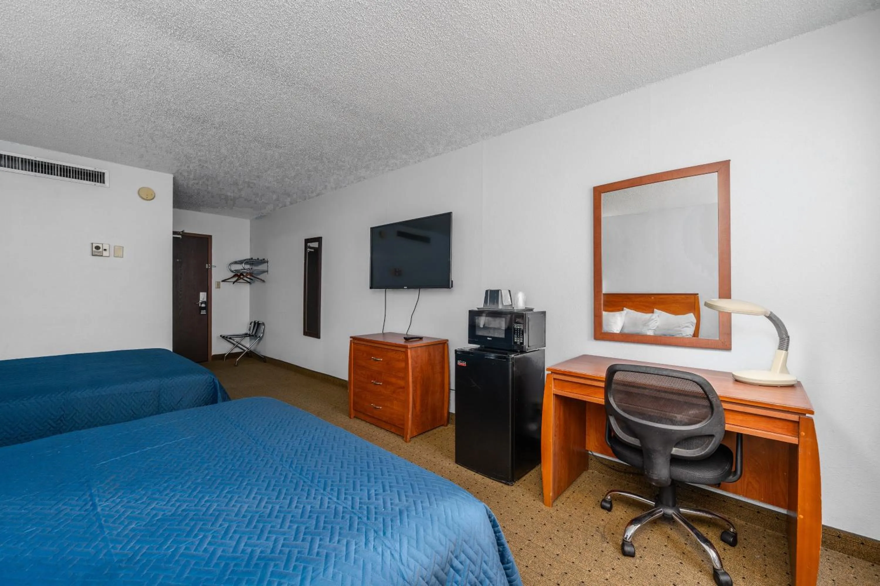 Photo of the whole room, Bed in The Dakota