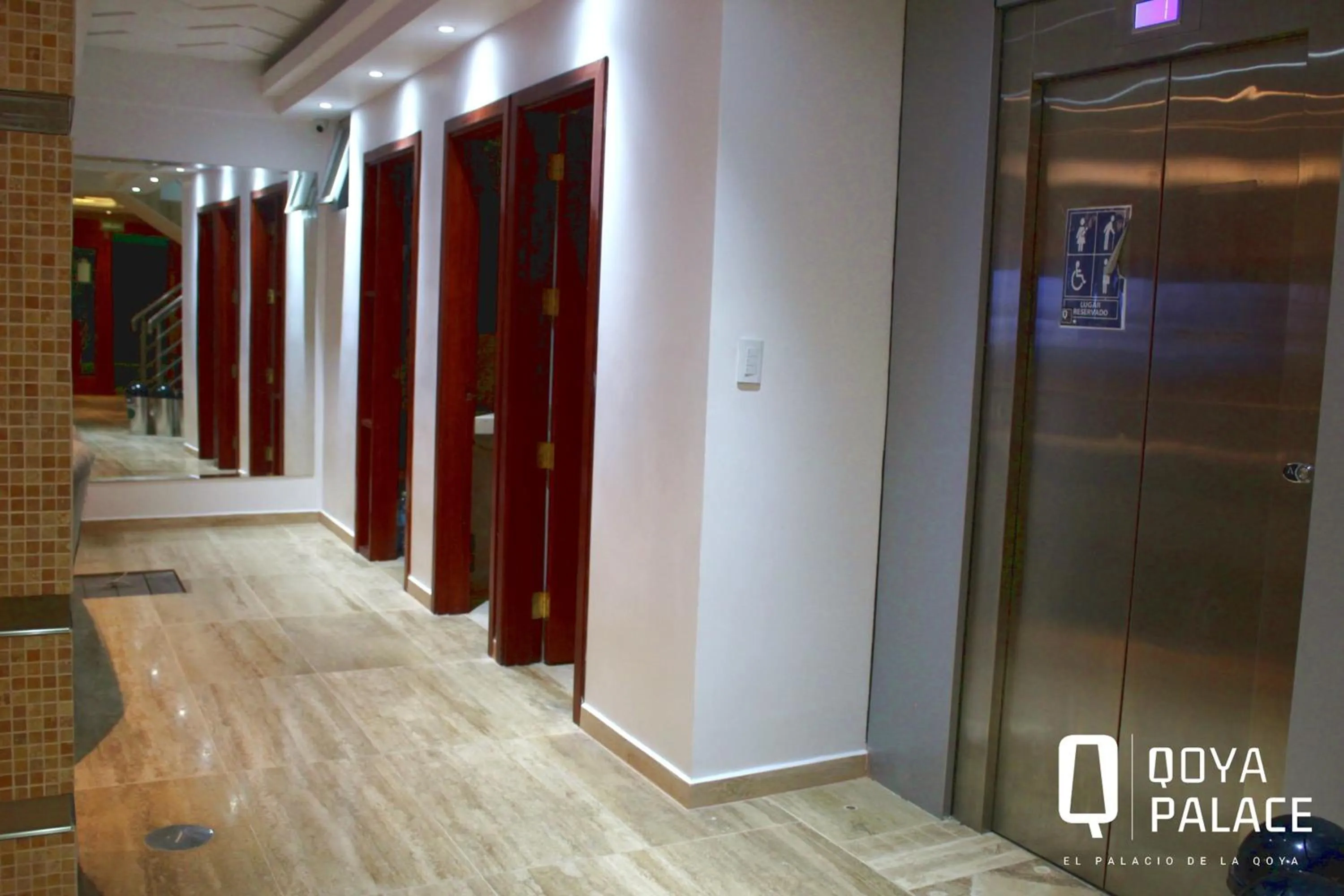 elevator in Hotel Qoya Palace - Machupicchu