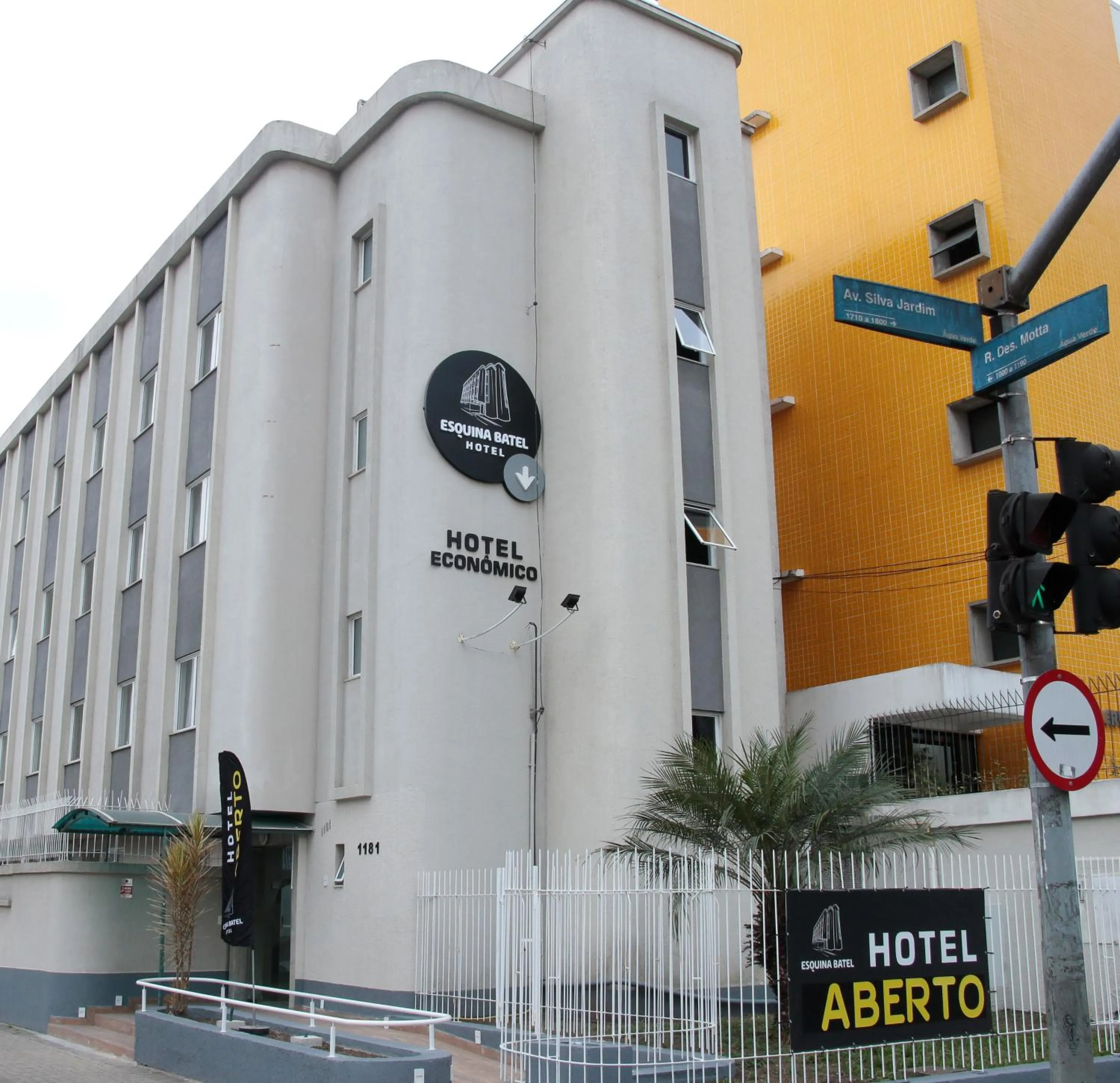 Property building in Esquina Batel - Hotel Econômico