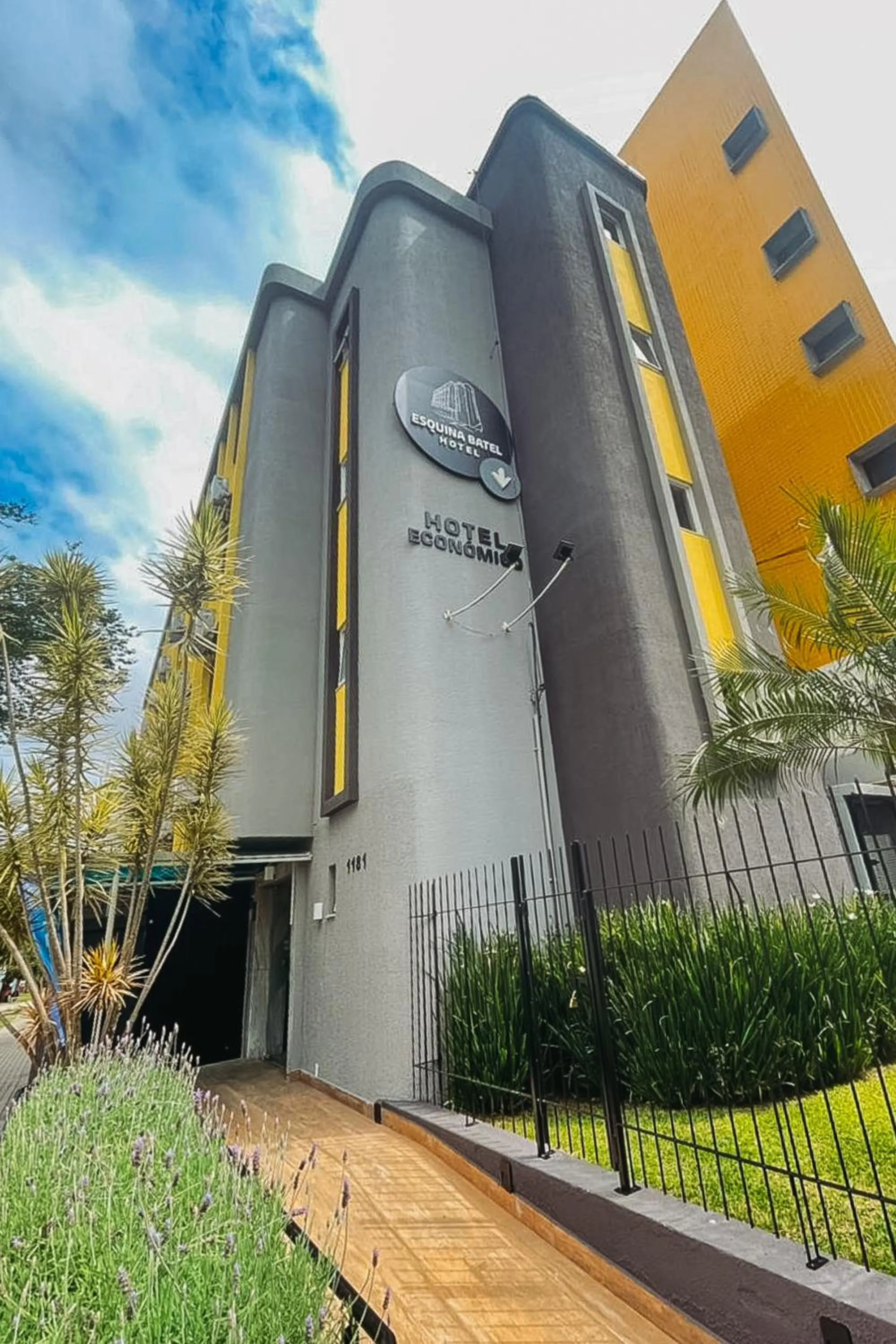 Property building in Esquina Batel - Hotel Econômico