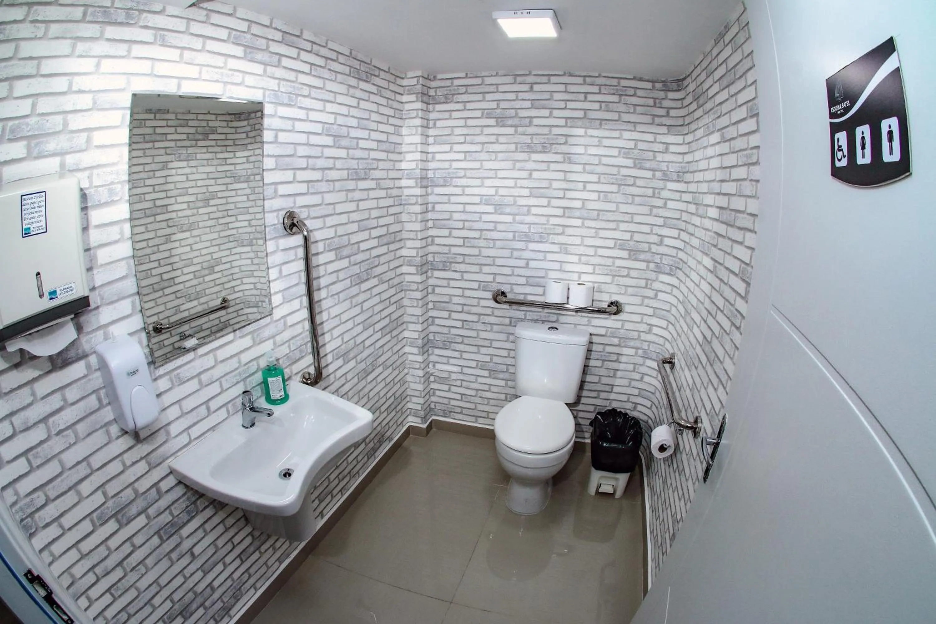 Property building in Esquina Batel - Hotel Econômico