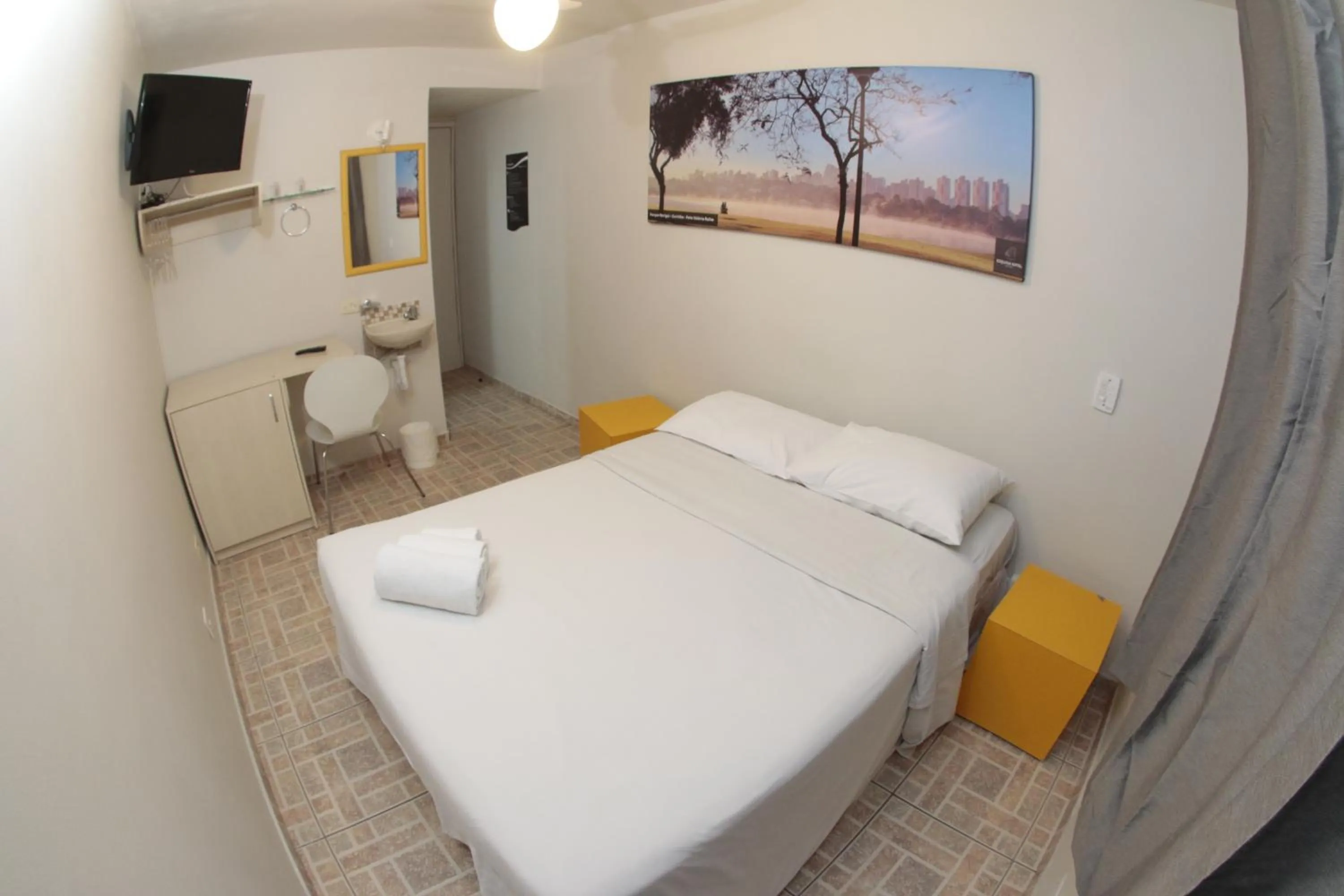 Photo of the whole room, Bed in Esquina Batel - Hotel Econômico