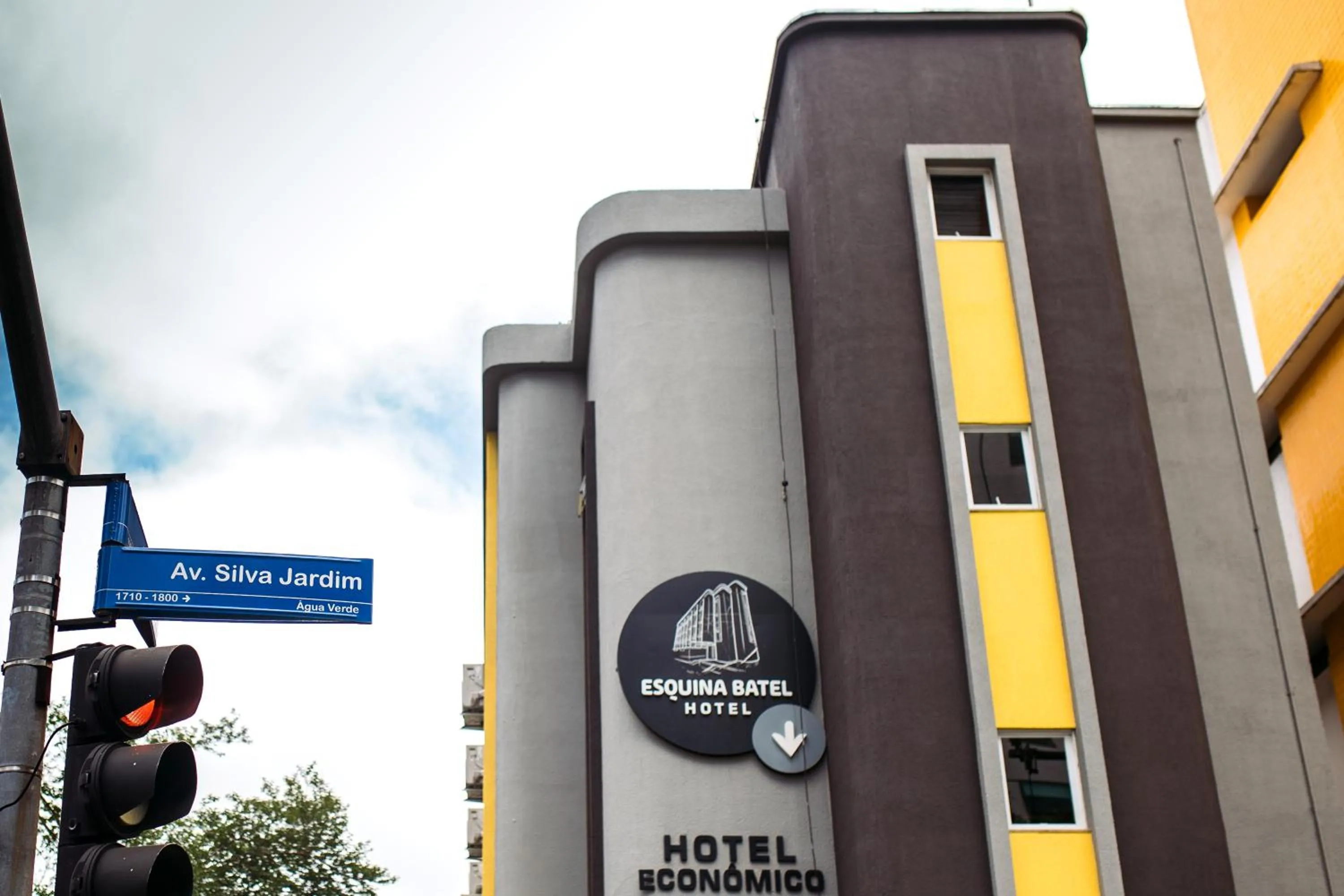 Location in Esquina Batel - Hotel Econômico