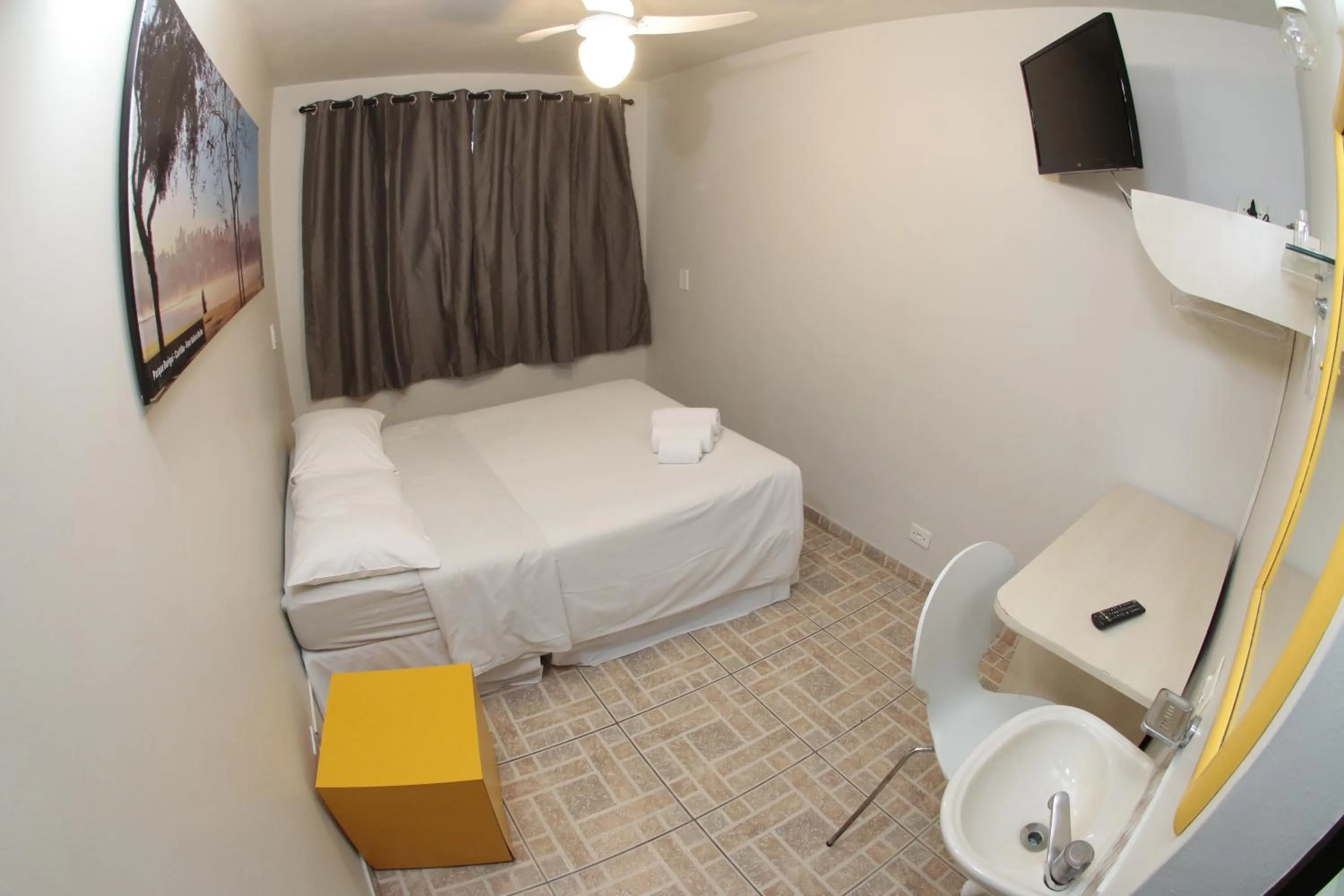 Photo of the whole room, Bed in Esquina Batel - Hotel Econômico