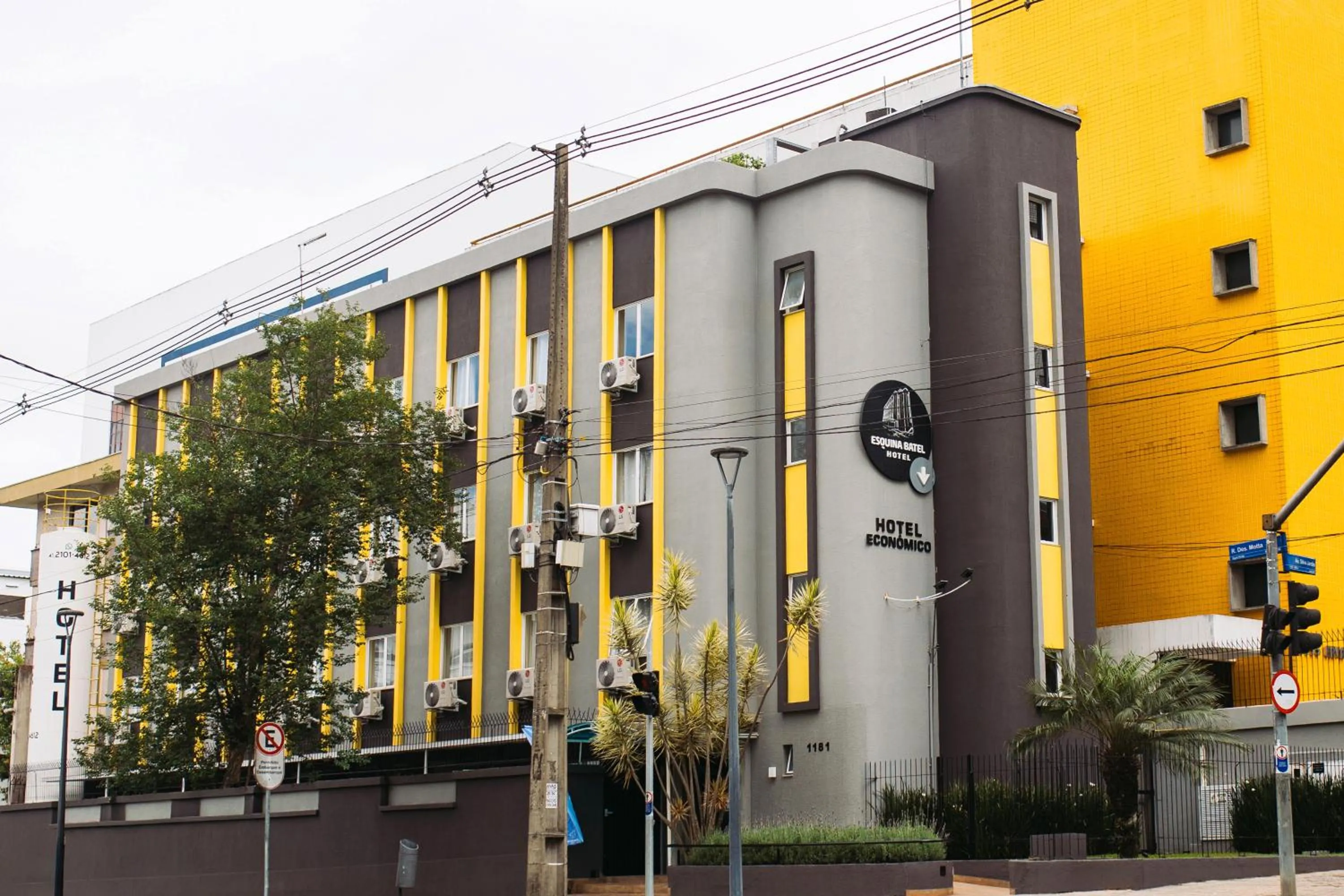 Property building in Esquina Batel - Hotel Econômico