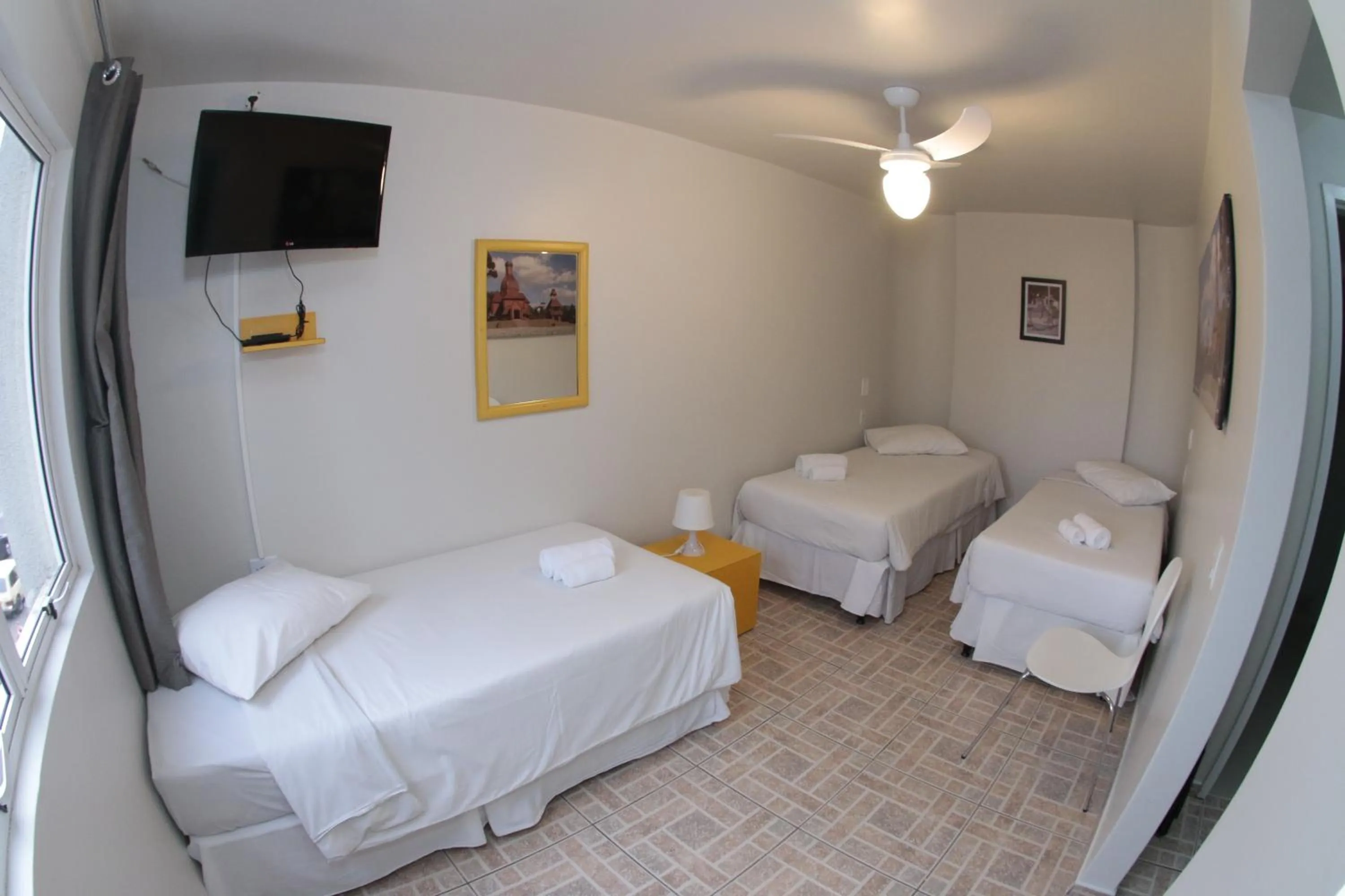 Photo of the whole room, Bed in Esquina Batel - Hotel Econômico