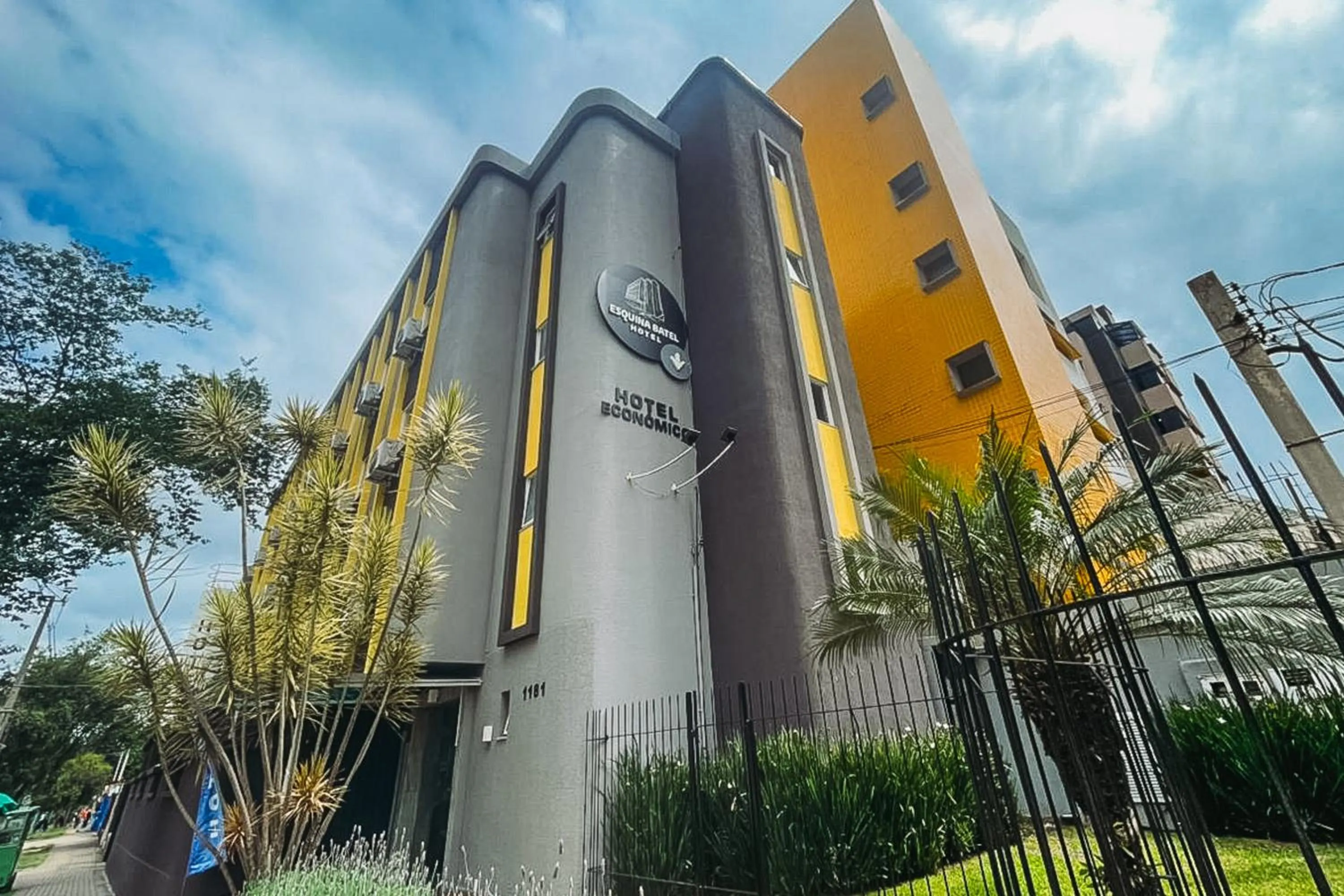 Property building in Esquina Batel - Hotel Econômico