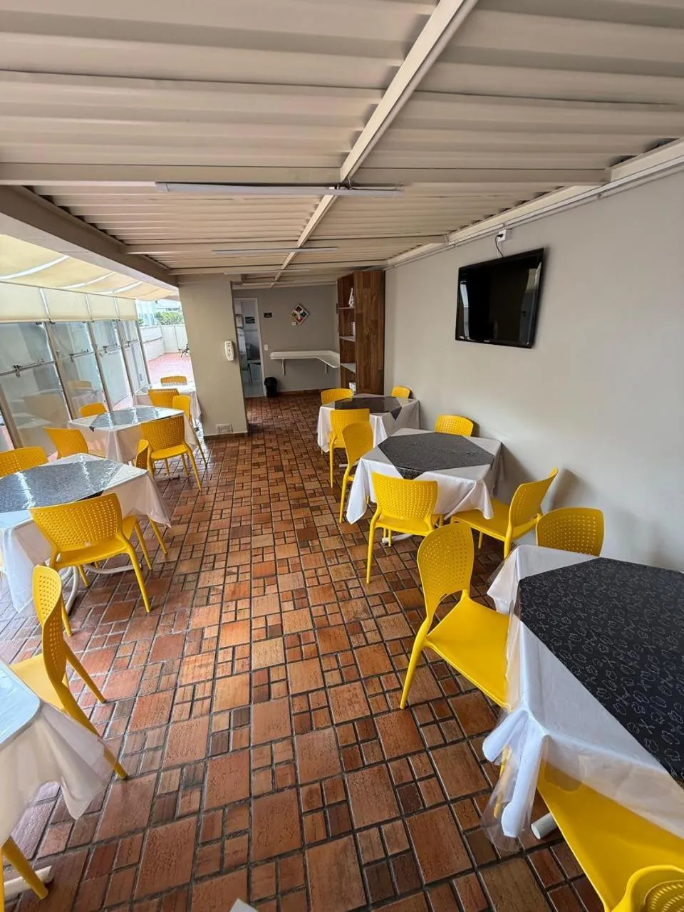 Restaurant/places to eat in Esquina Batel - Hotel Econômico