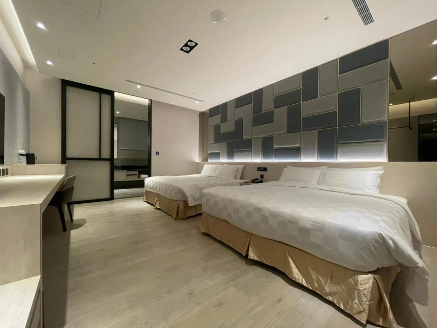 Photo of the whole room, Bed in Motel Lin