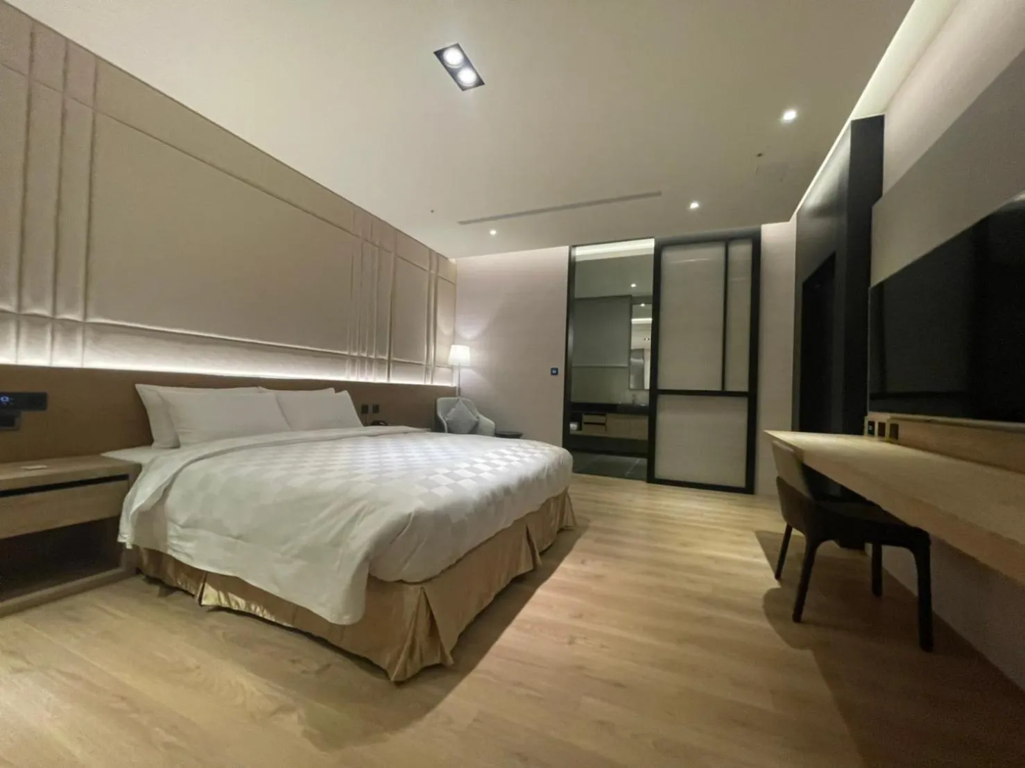 Photo of the whole room, Bed in Motel Lin