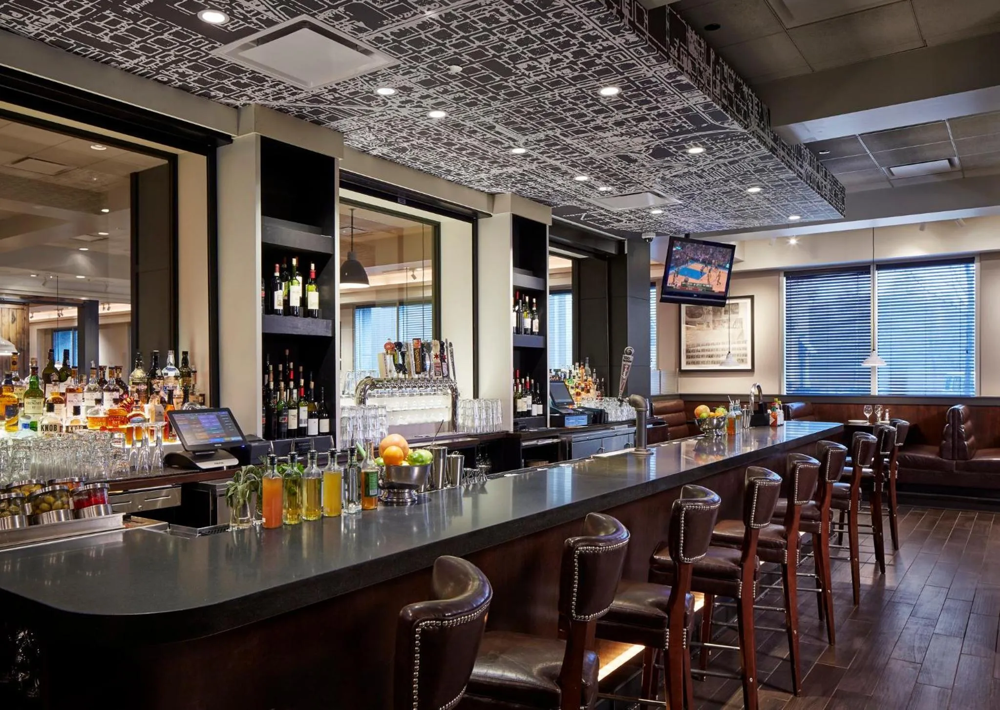Lounge or bar in Loews Chicago O'Hare Hotel