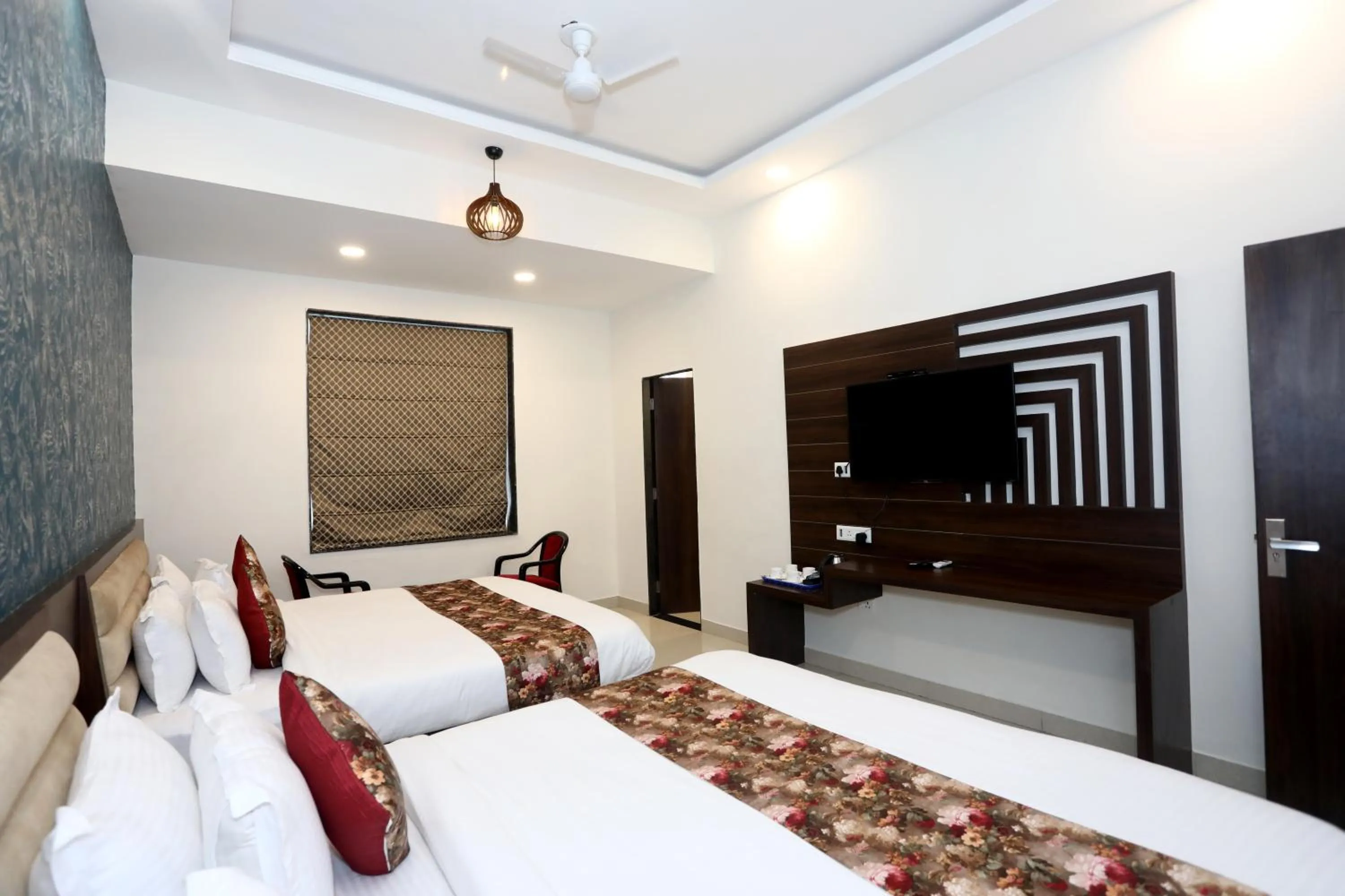 Bed in Hotel Bhairav Bagh with Swimming Pool