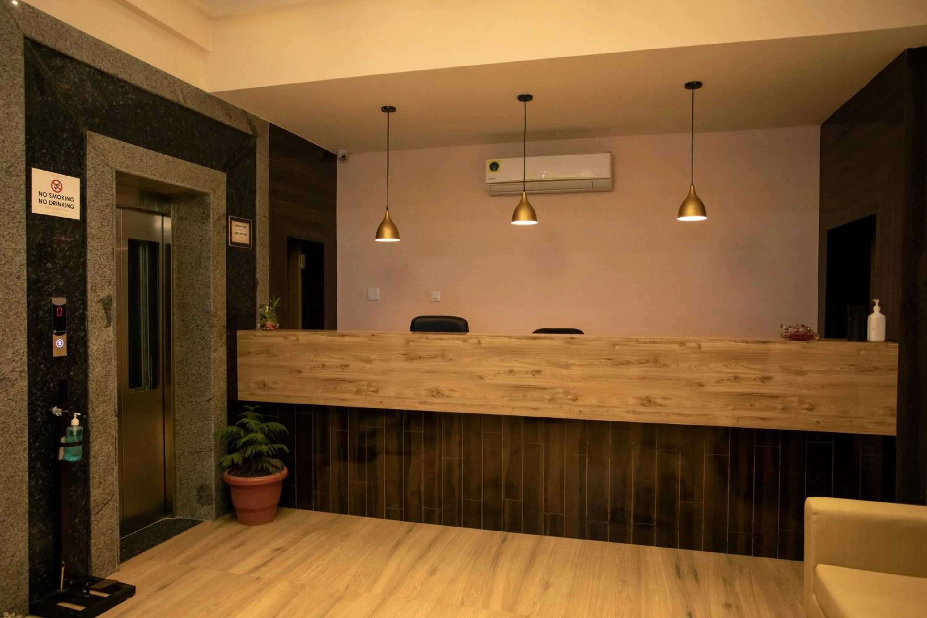 Lobby or reception in Hotel Bhairav Bagh with Swimming Pool