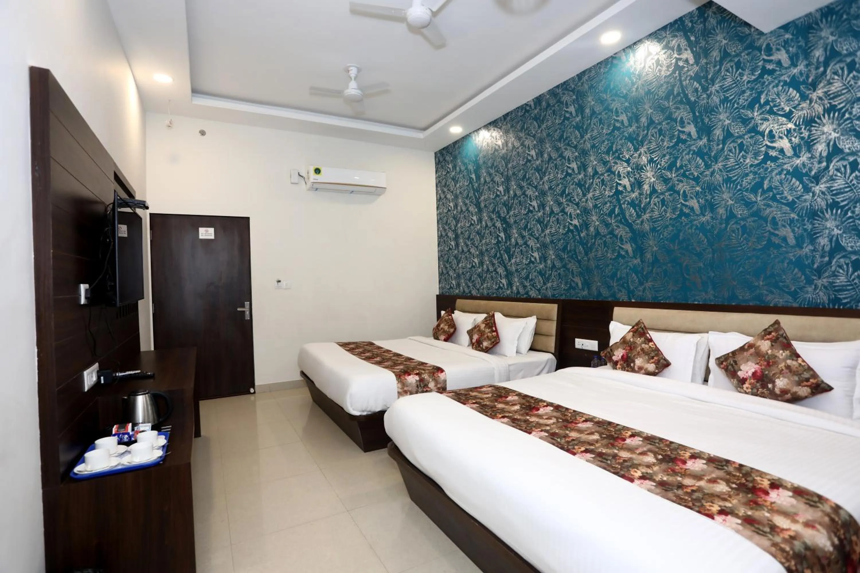 Bed in Hotel Bhairav Bagh with Swimming Pool