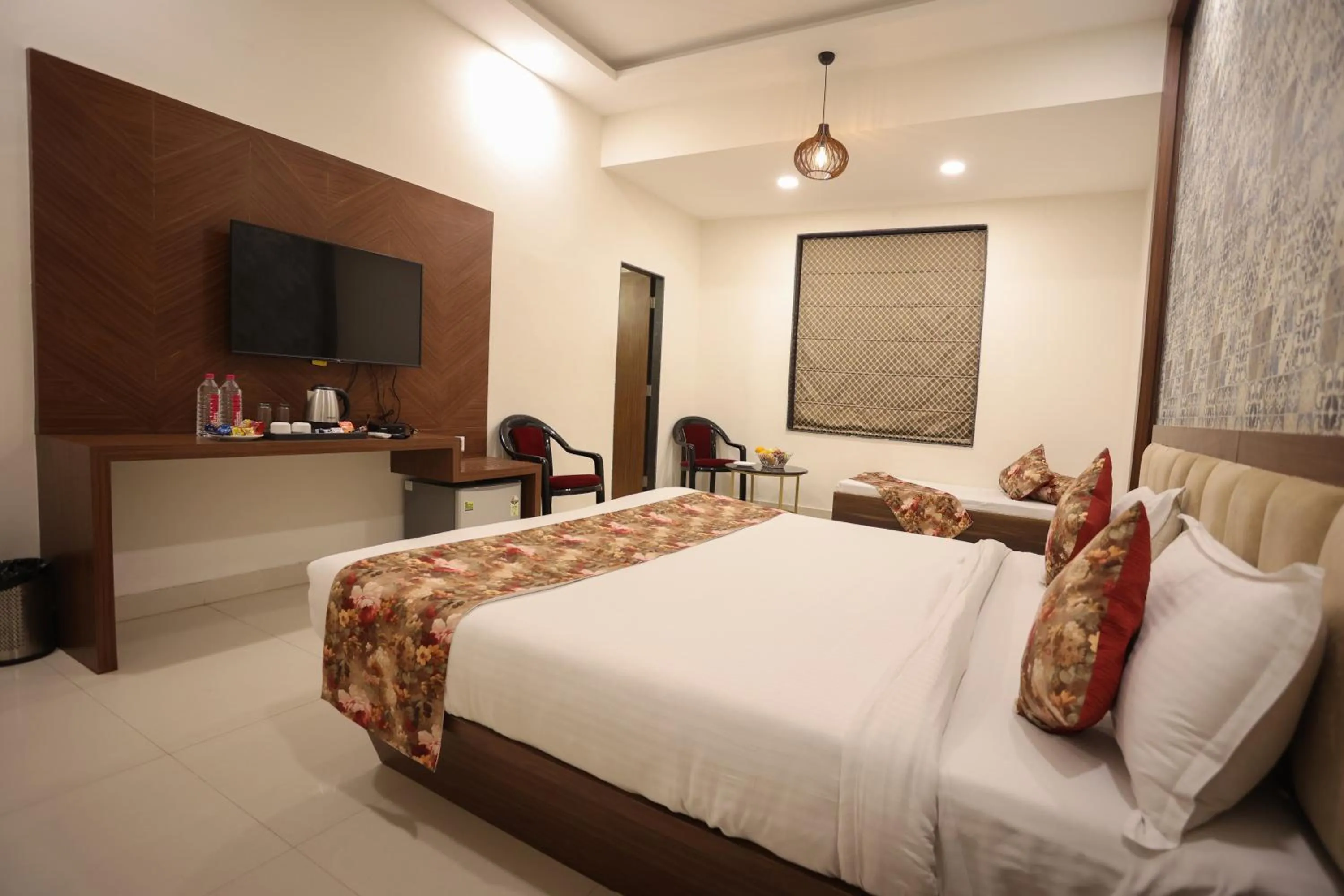 Bed in Hotel Bhairav Bagh with Swimming Pool