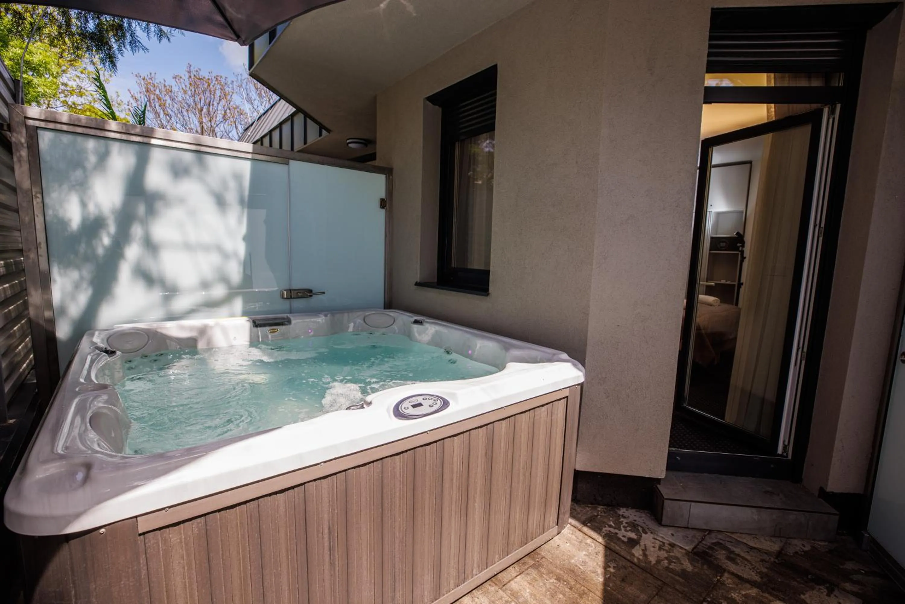 Hot Tub in Arena Deluxe & Spa