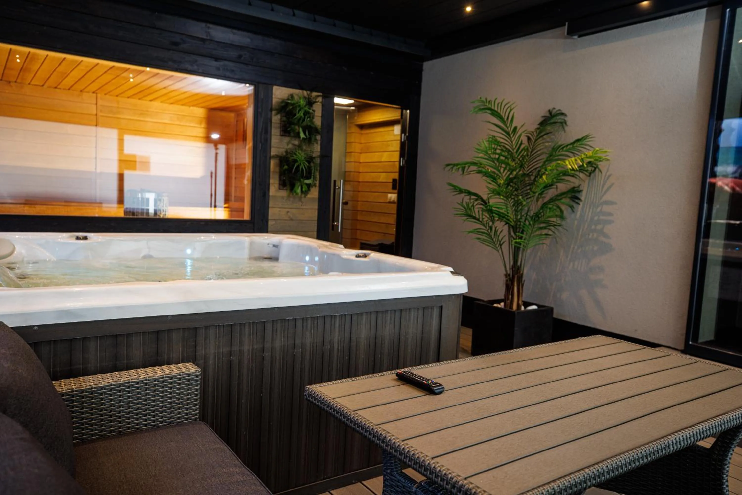 Hot Tub in Arena Deluxe & Spa