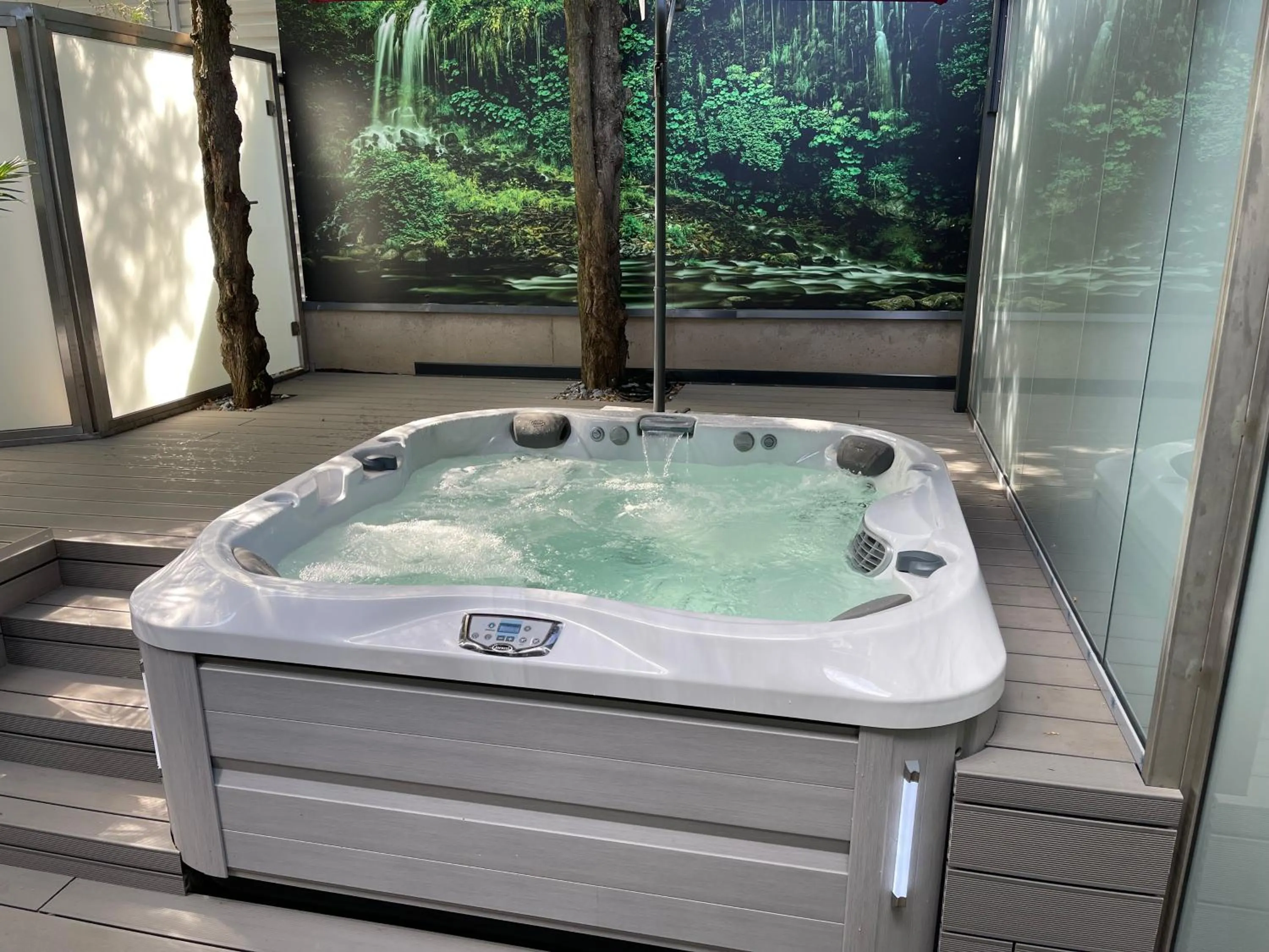 Hot Tub in Arena Deluxe & Spa