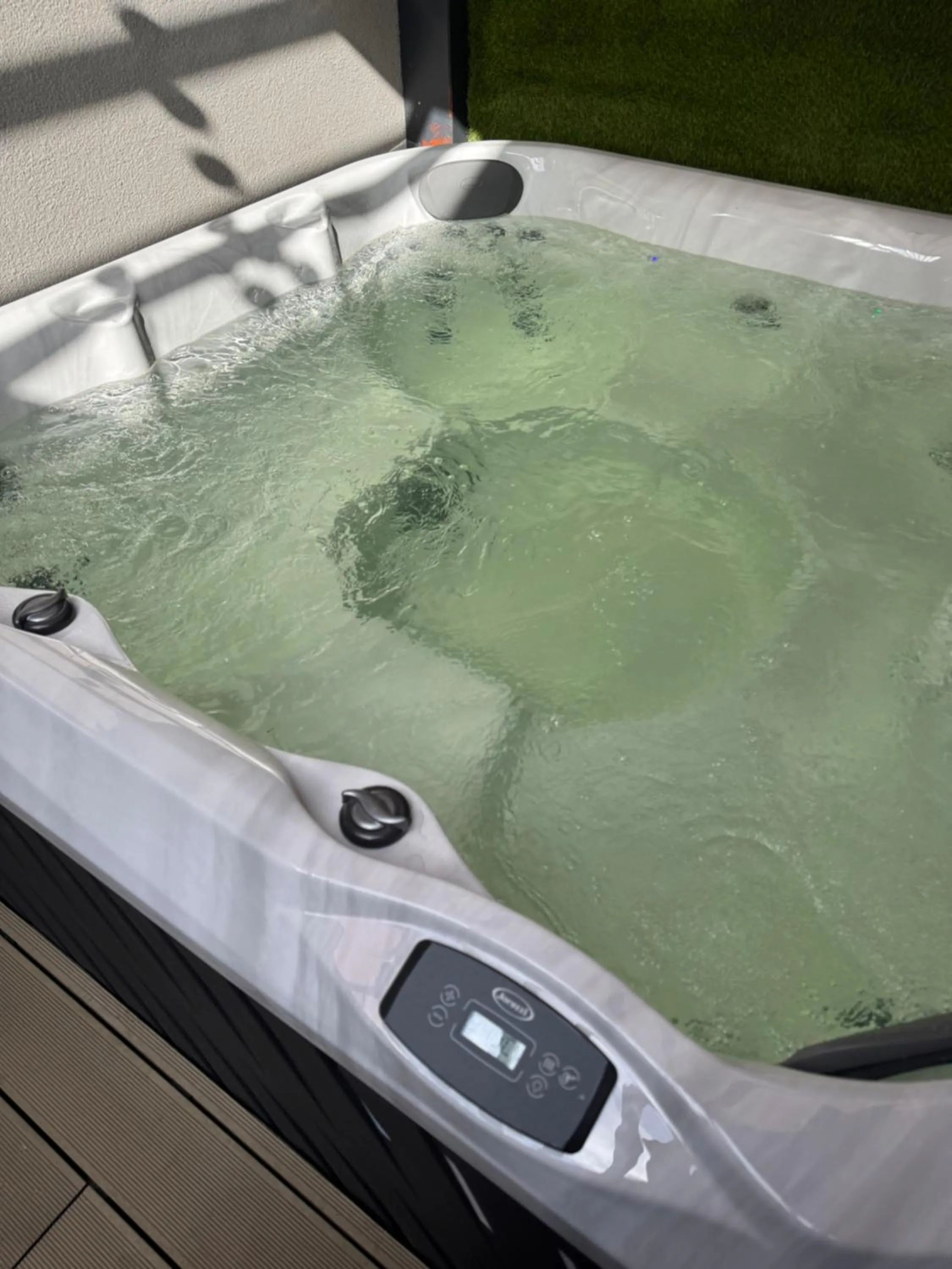 Hot Tub in Arena Deluxe & Spa