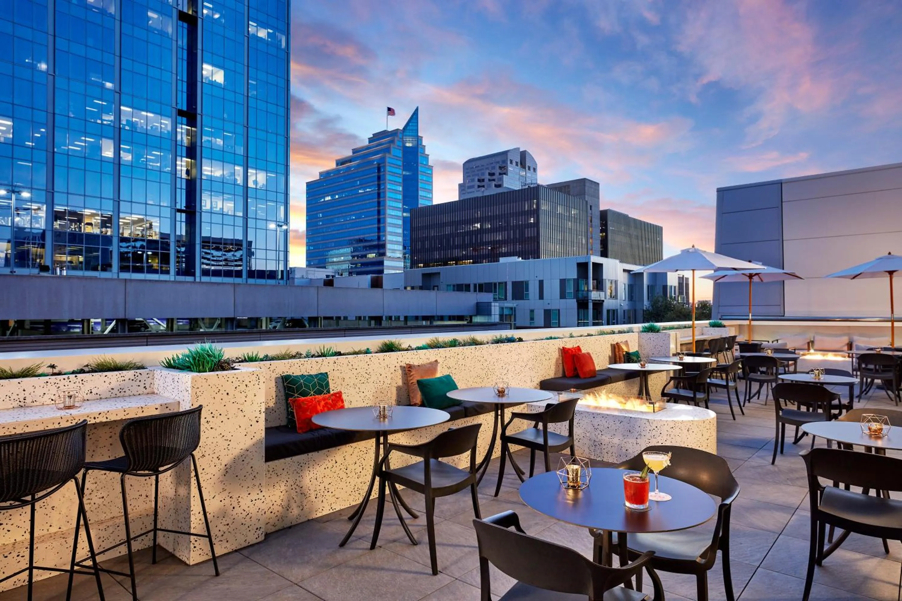 Lounge or bar in Hyatt Centric Sacramento Downtown