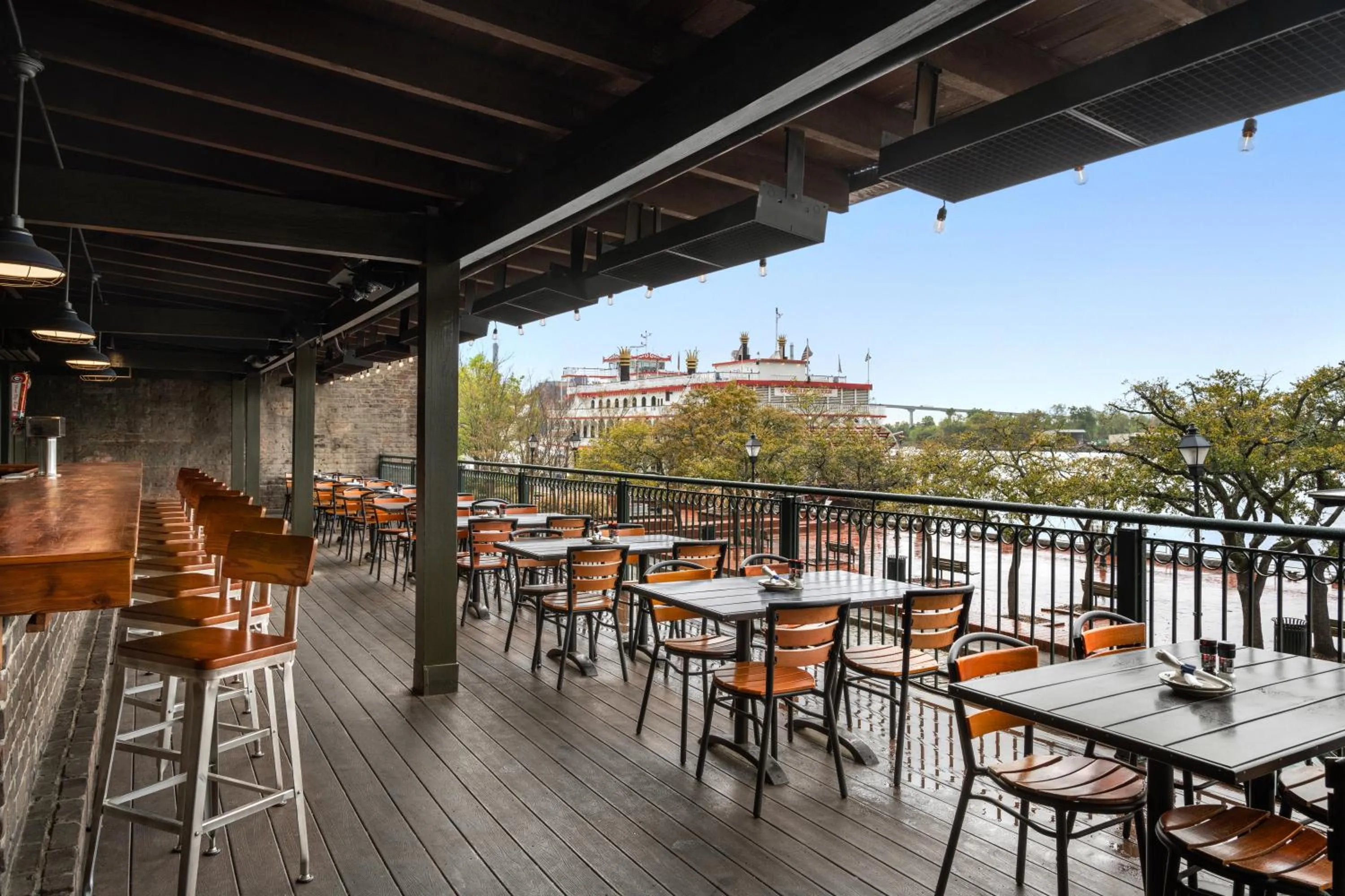 Restaurant/places to eat in River Street Inn