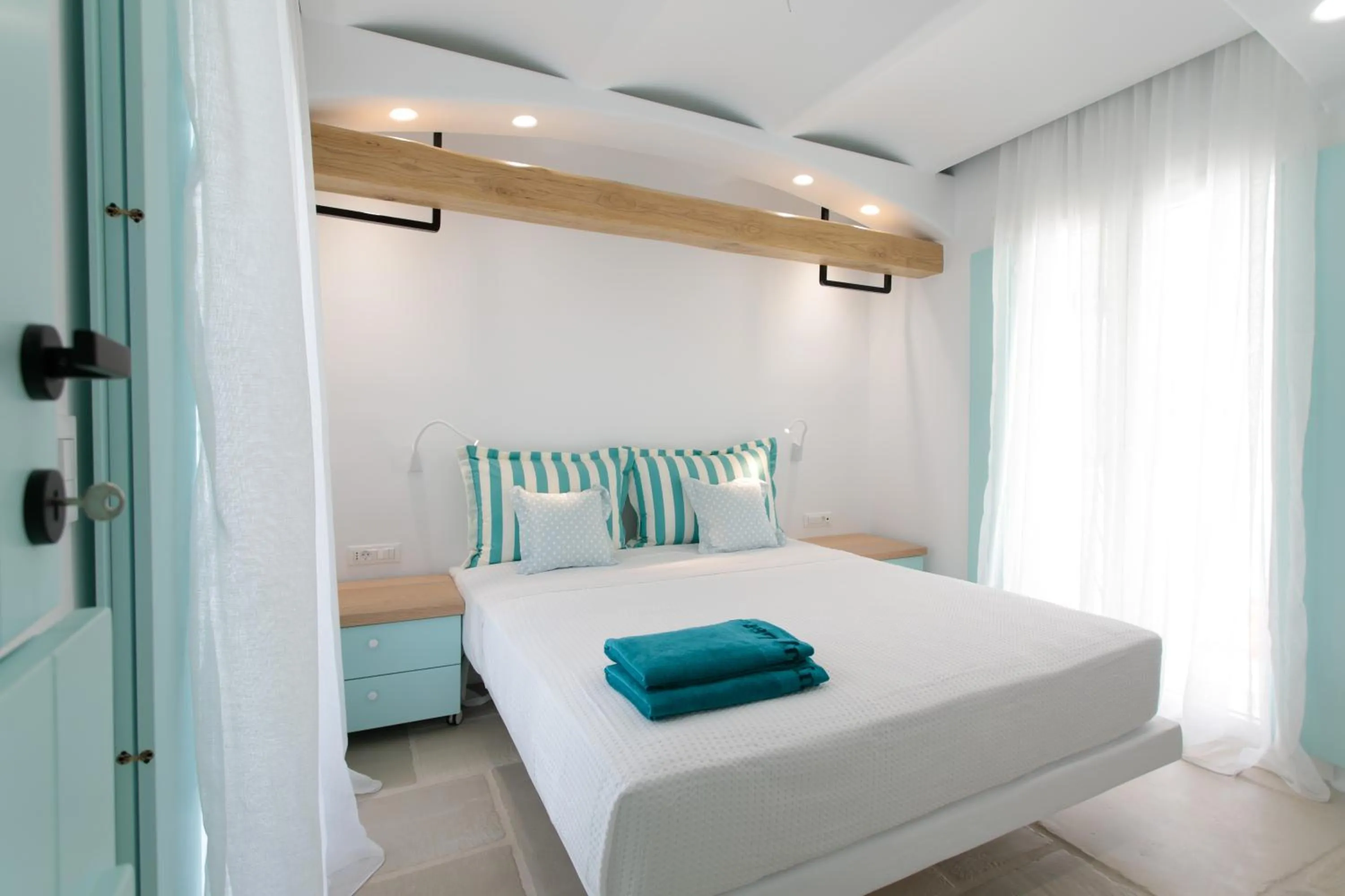 Staff, Bed in Majo Suites Hotel