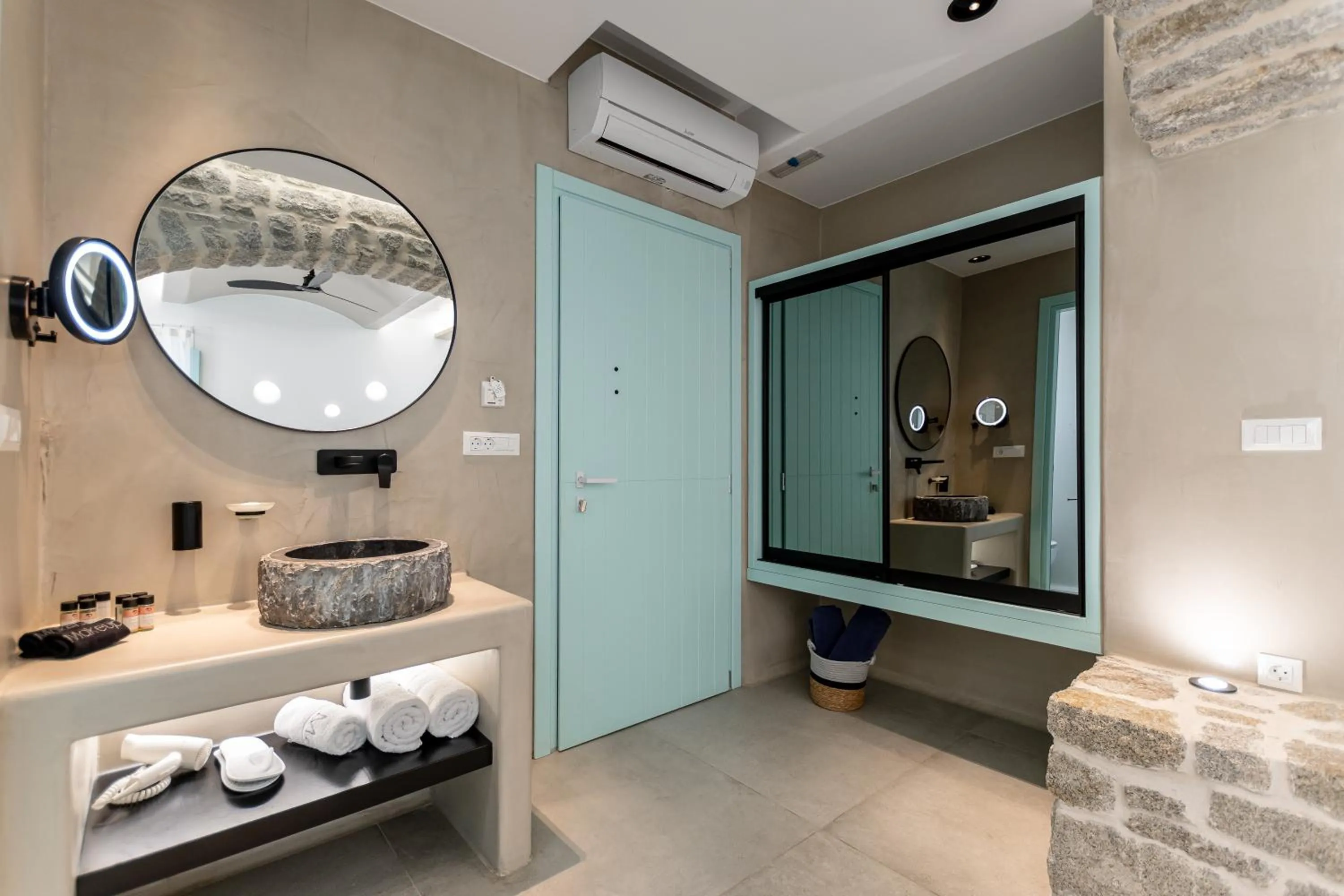 Shower in Majo Suites Hotel