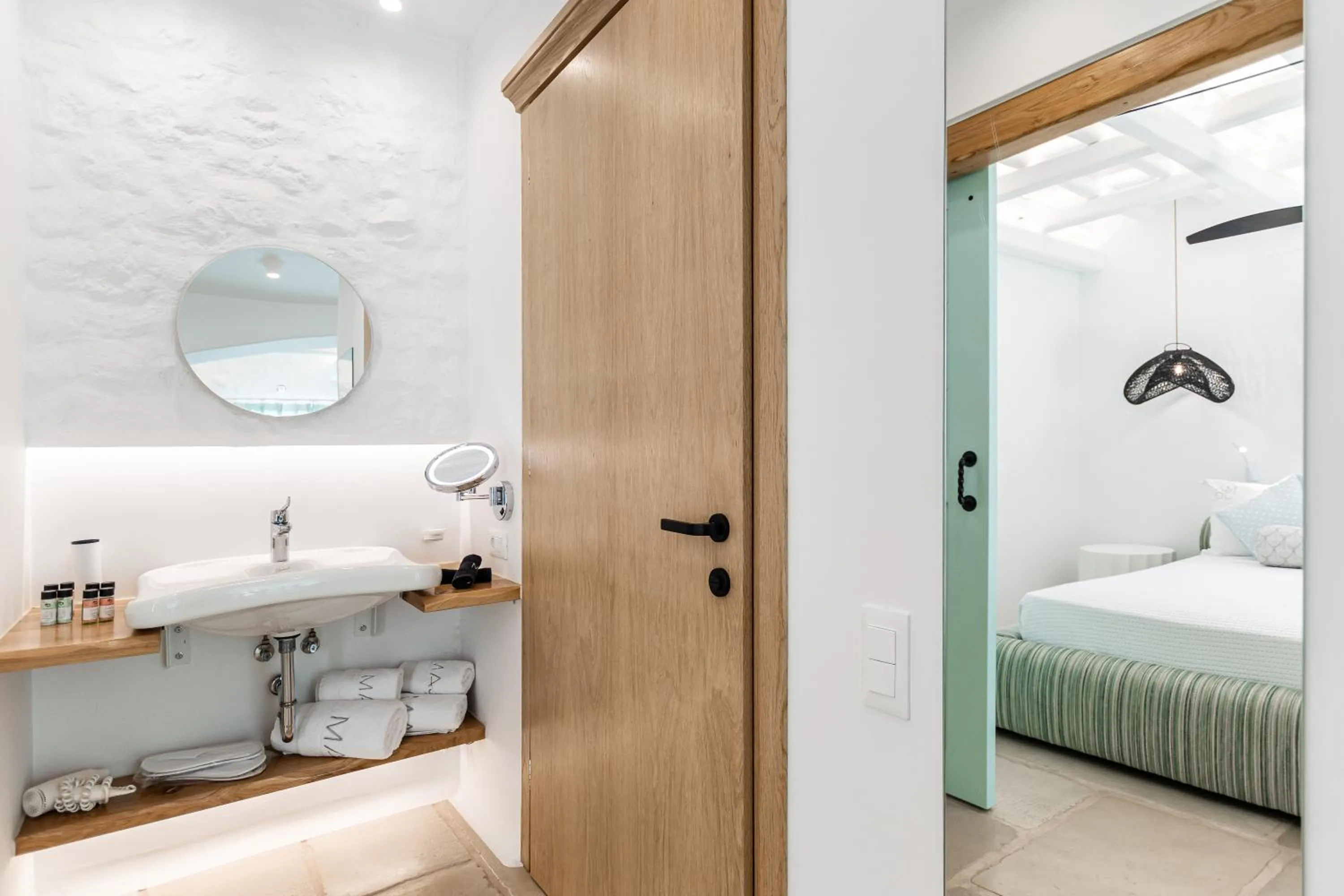 Shower, Bed in Majo Suites Hotel