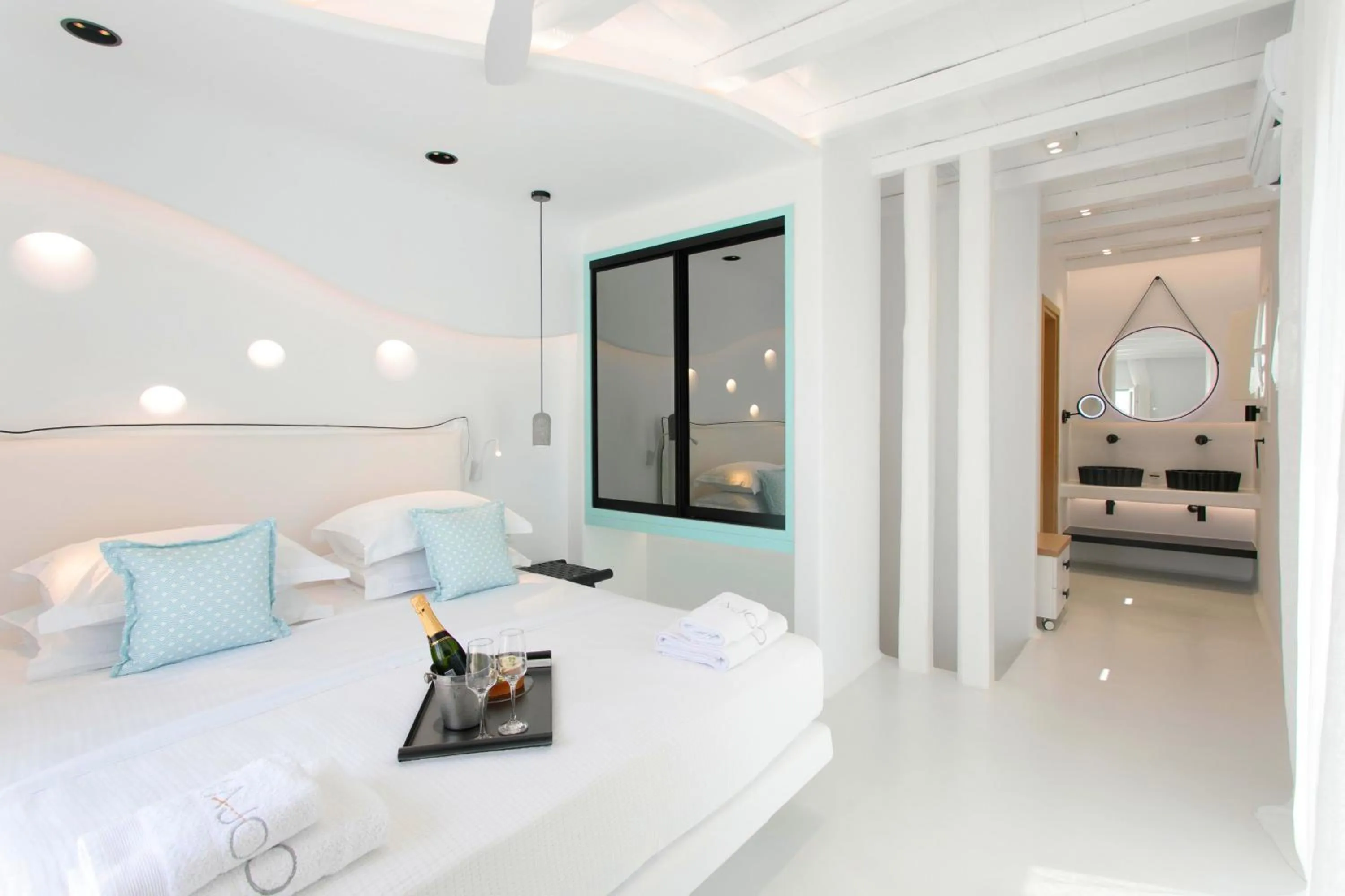 Bathroom, Bed in Majo Suites Hotel