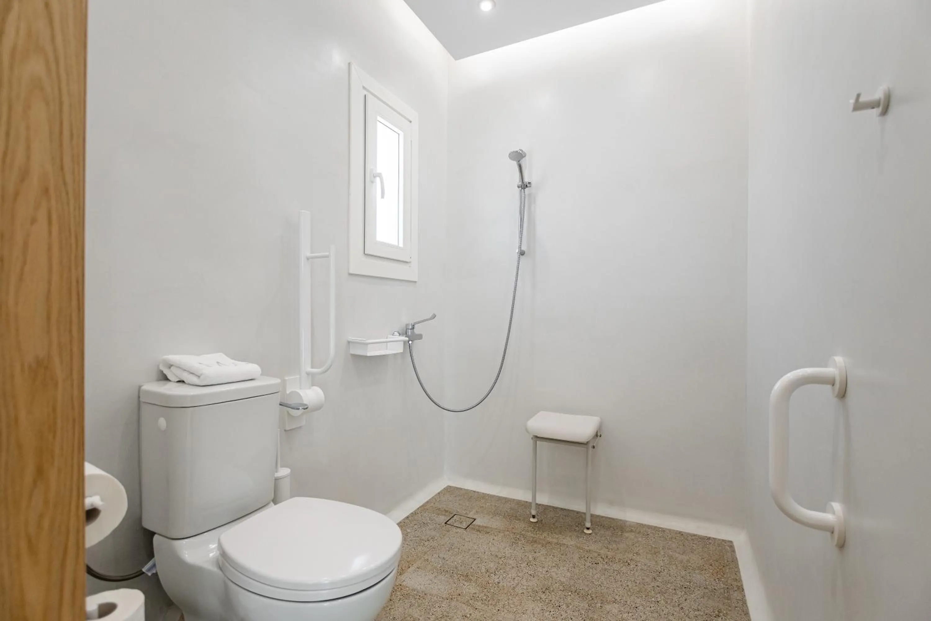 Shower in Majo Suites Hotel