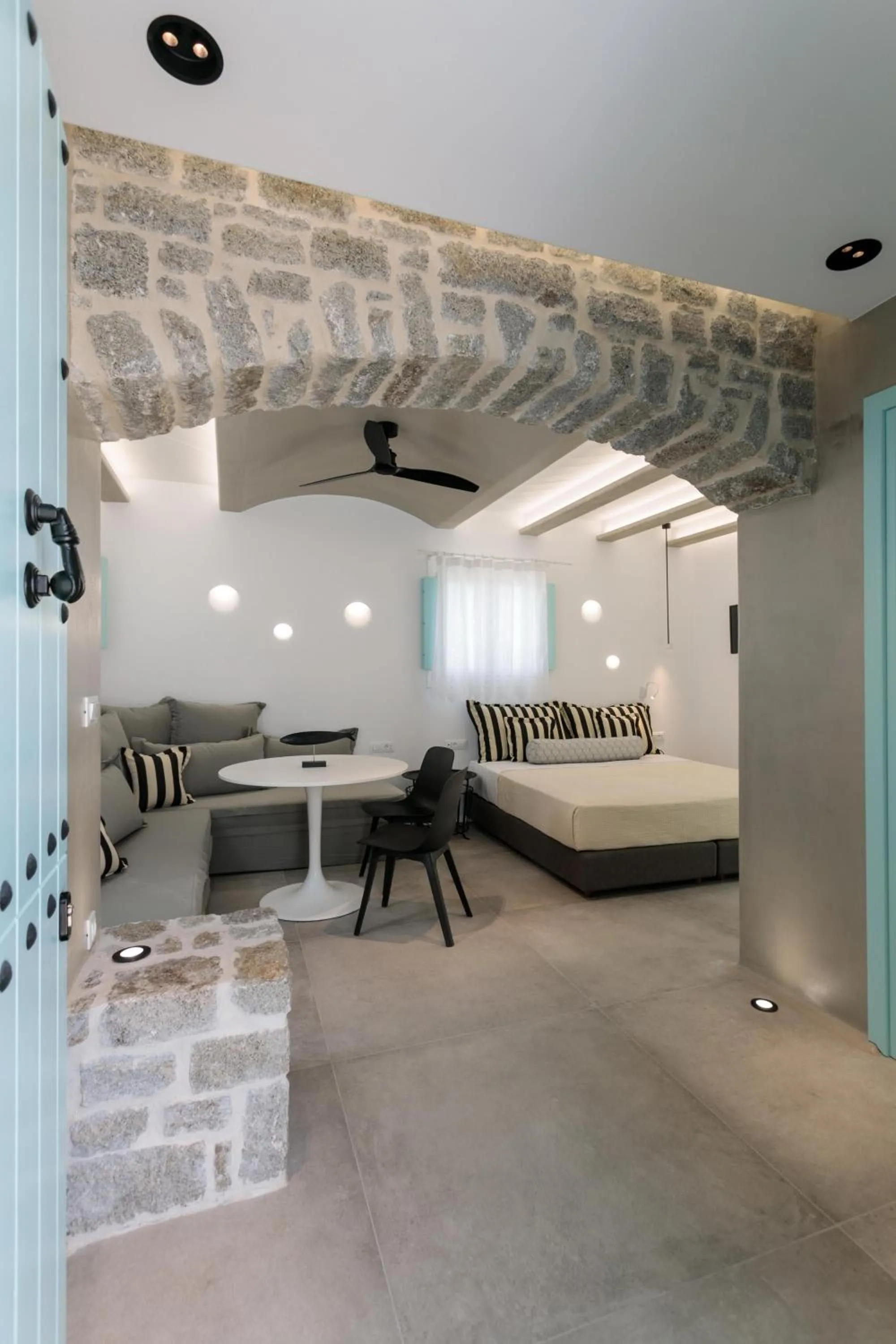 Photo of the whole room, Bed in Majo Suites Hotel