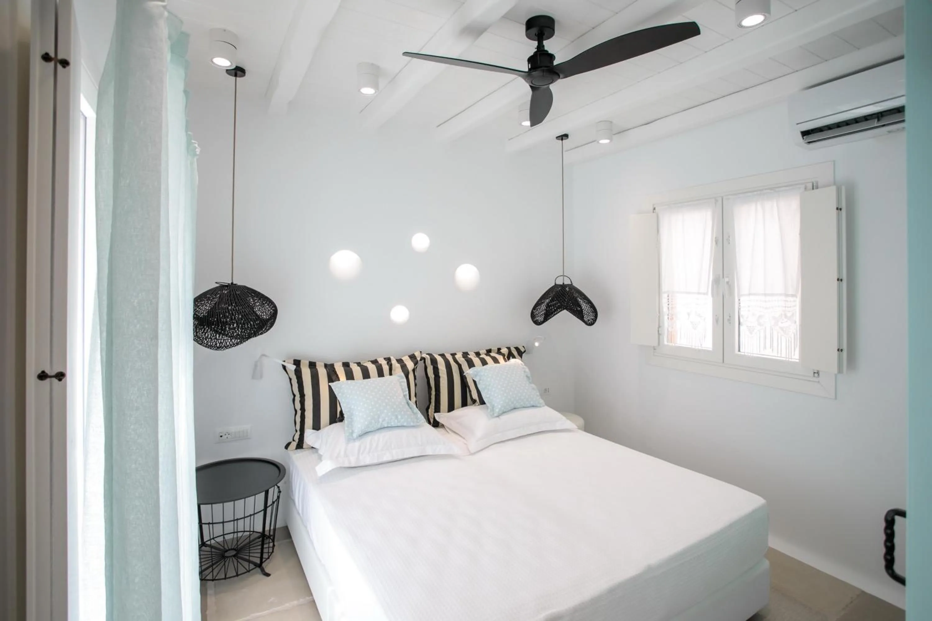 Bedroom, Bed in Majo Suites Hotel