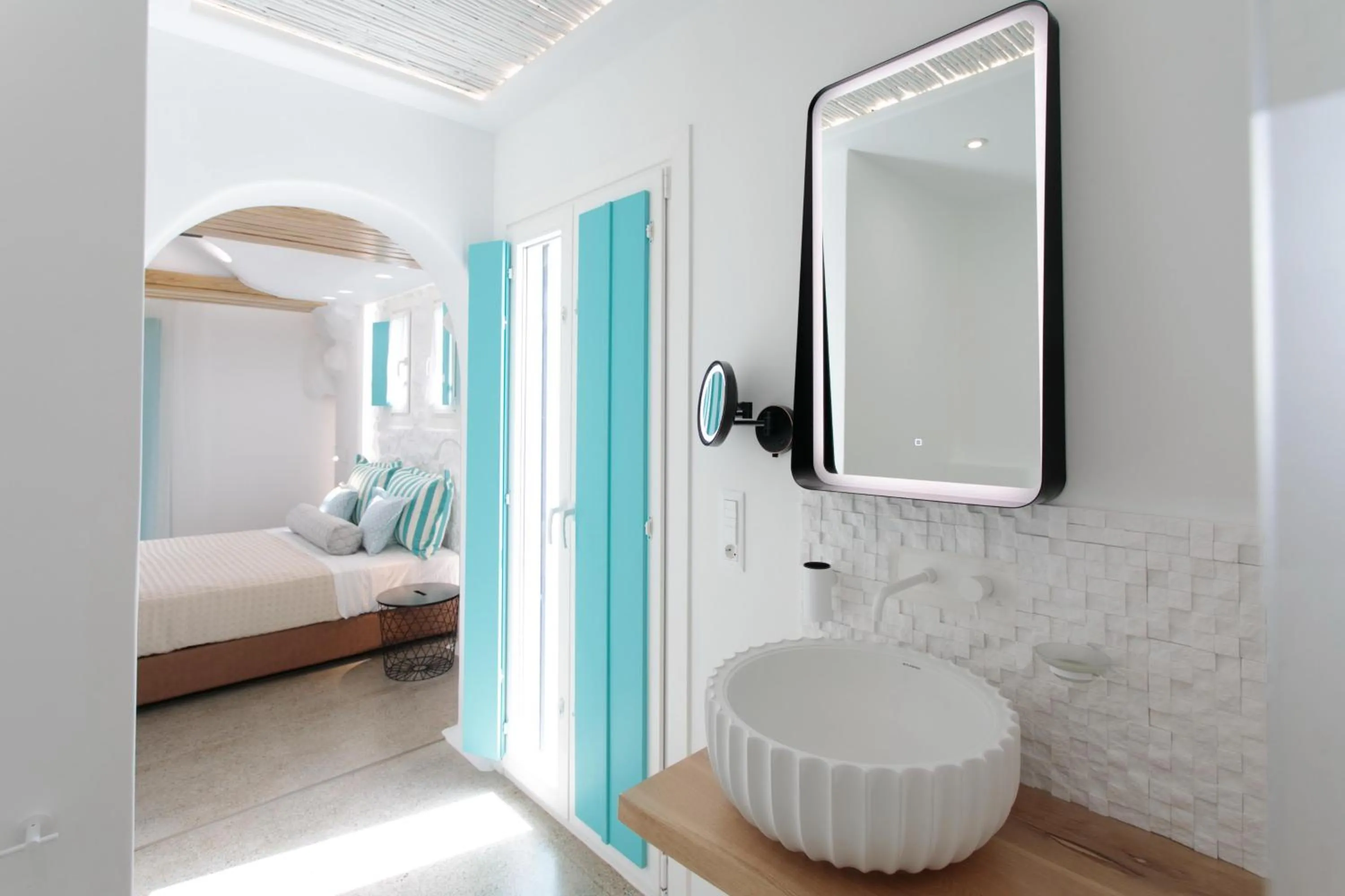 Bathroom, Bed in Majo Suites Hotel