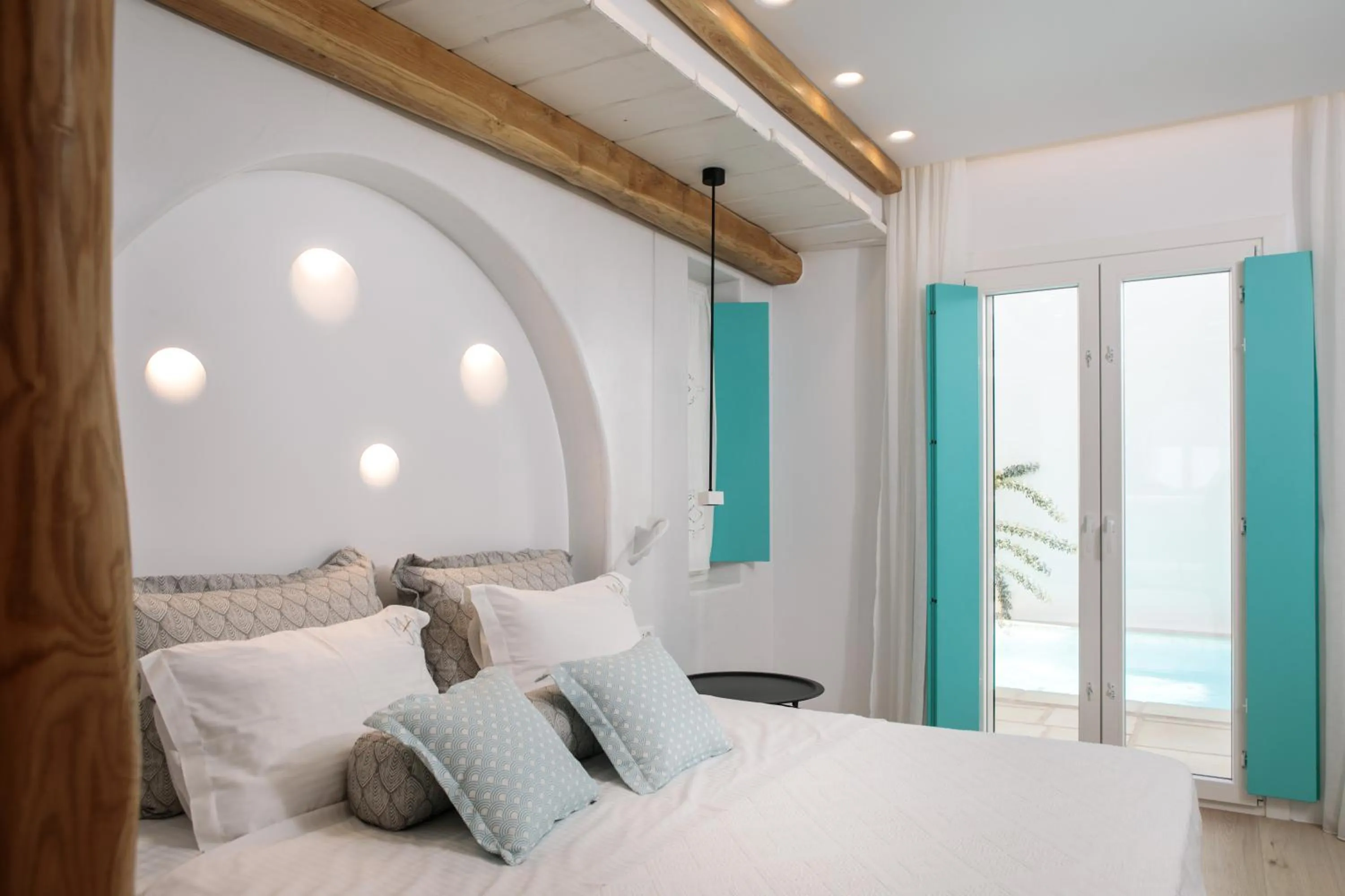 Patio, Bed in Majo Suites Hotel