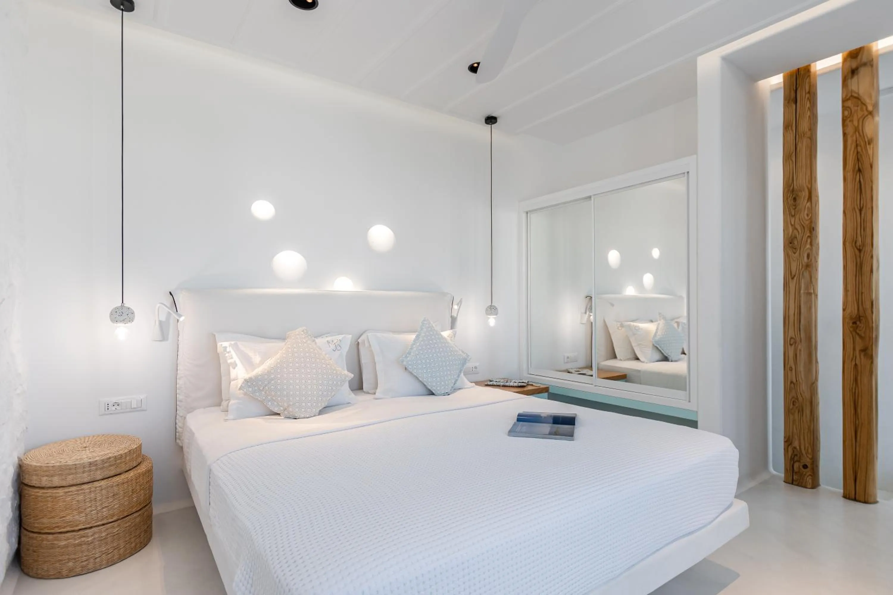 Shower, Bed in Majo Suites Hotel