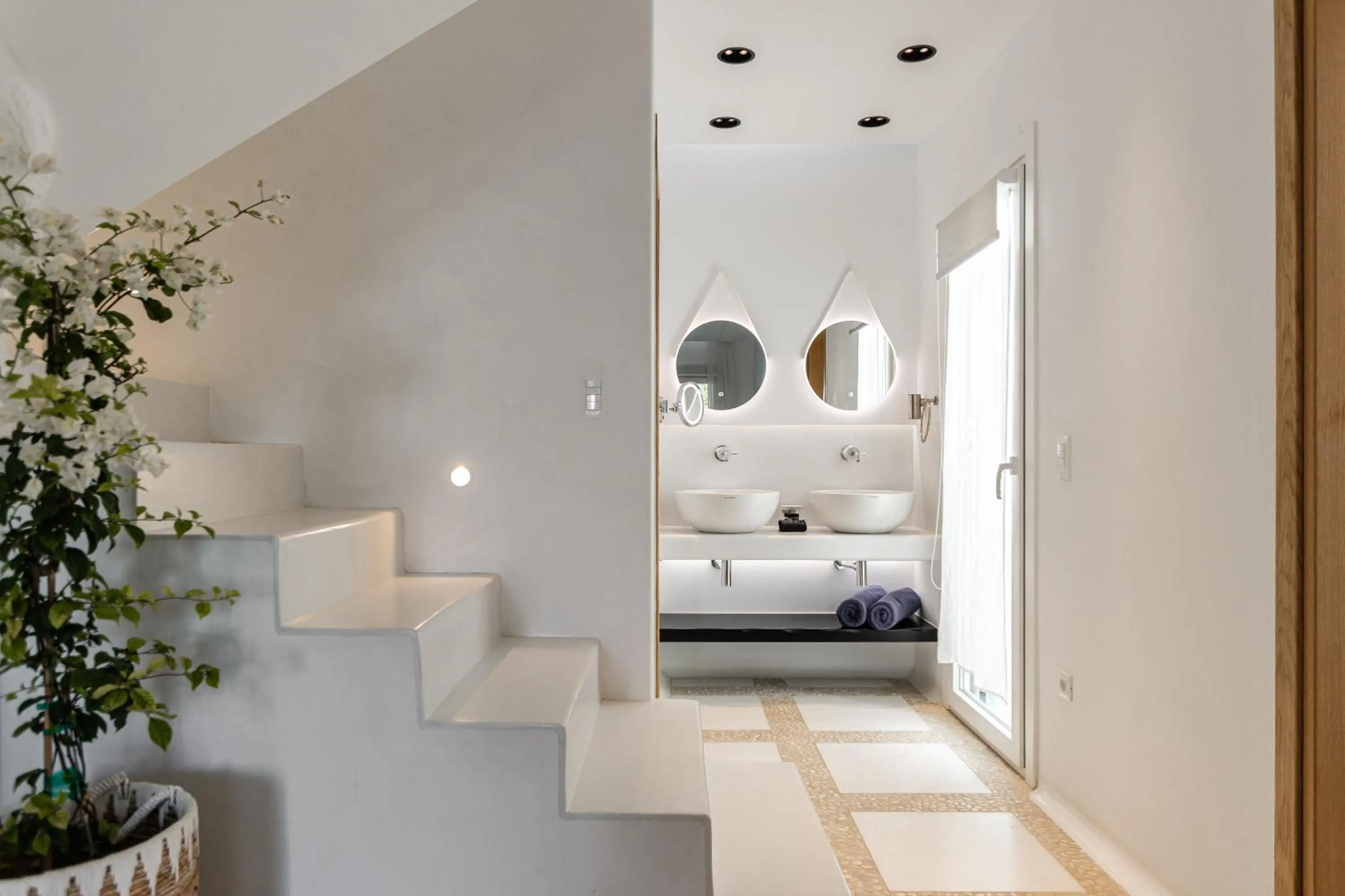 Shower, Bed in Majo Suites Hotel