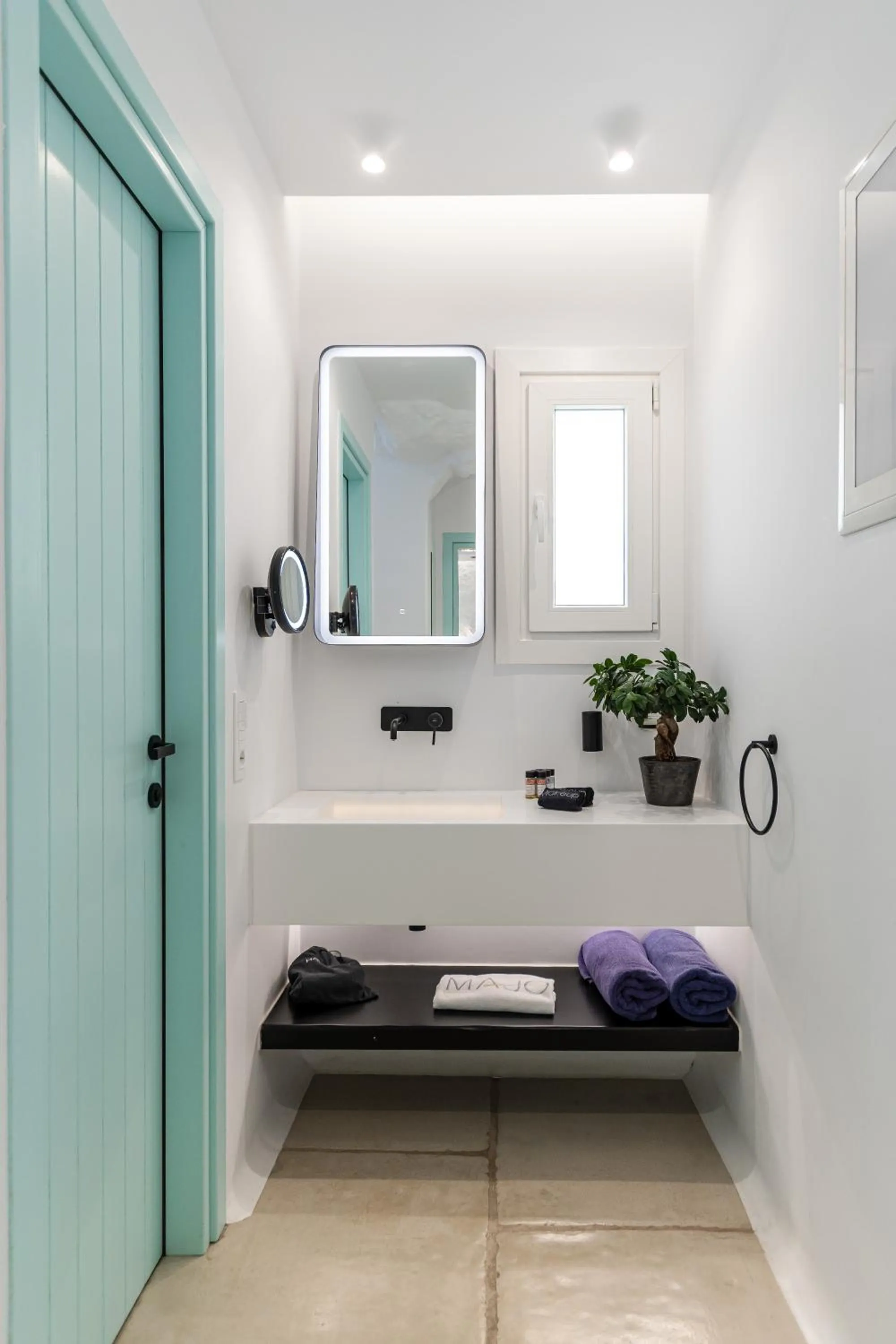 Shower in Majo Suites Hotel