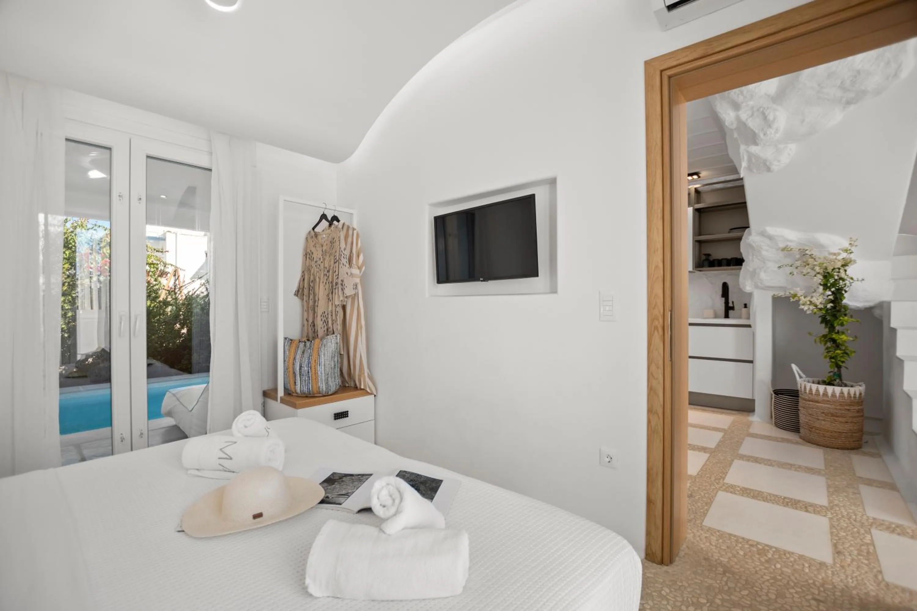 Property building, Bed in Majo Suites Hotel