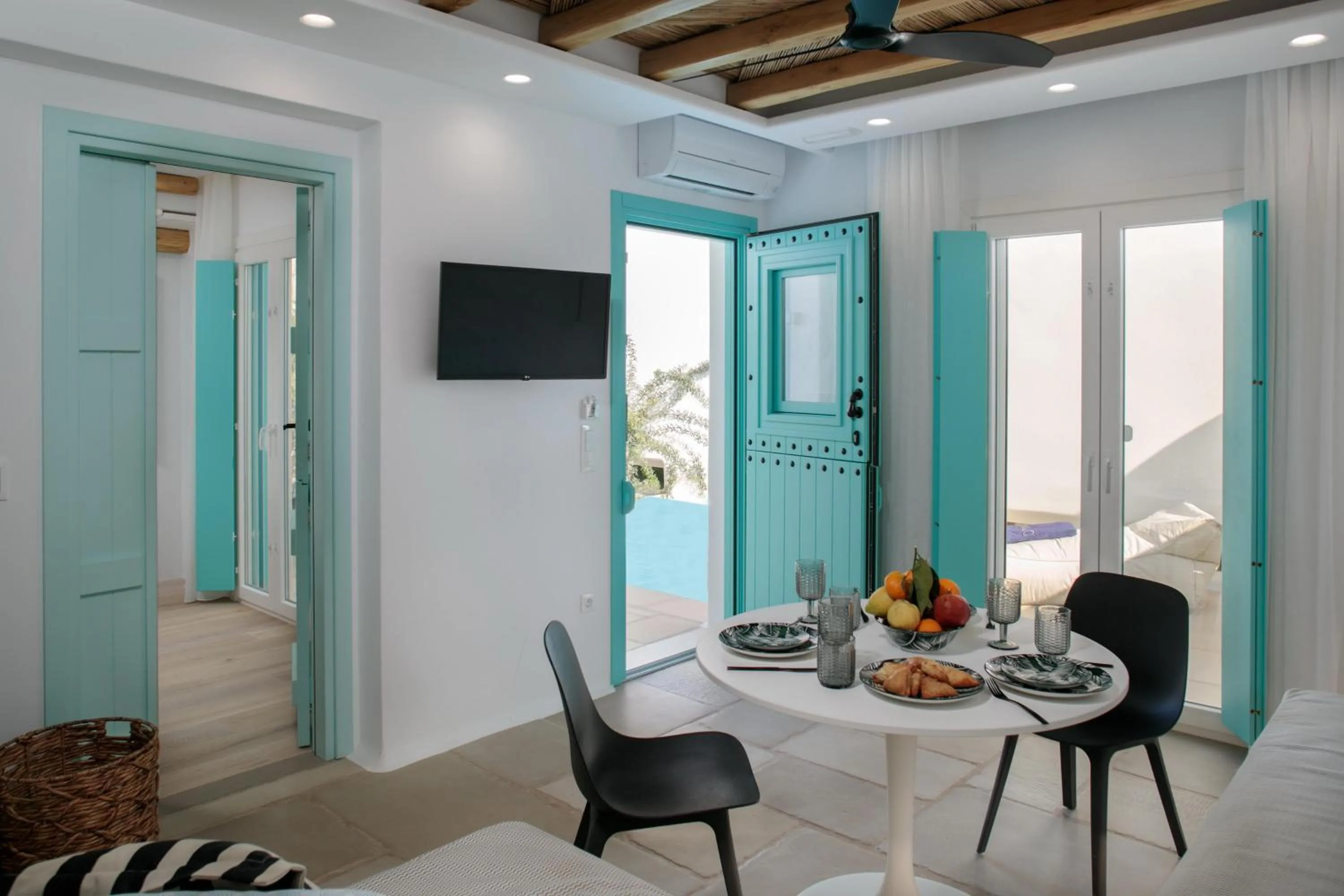 Dining area in Majo Suites Hotel