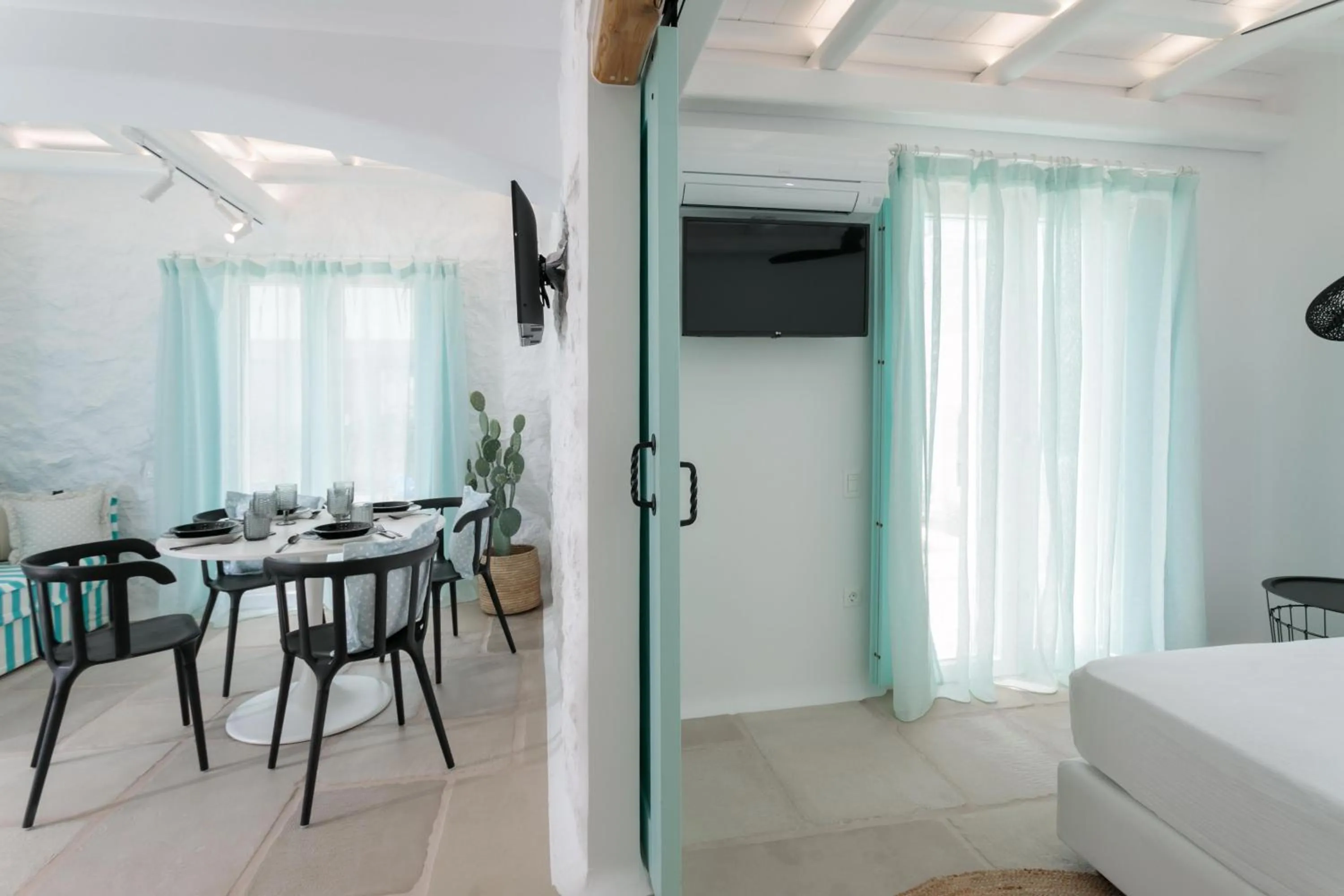 Seating area, Bed in Majo Suites Hotel