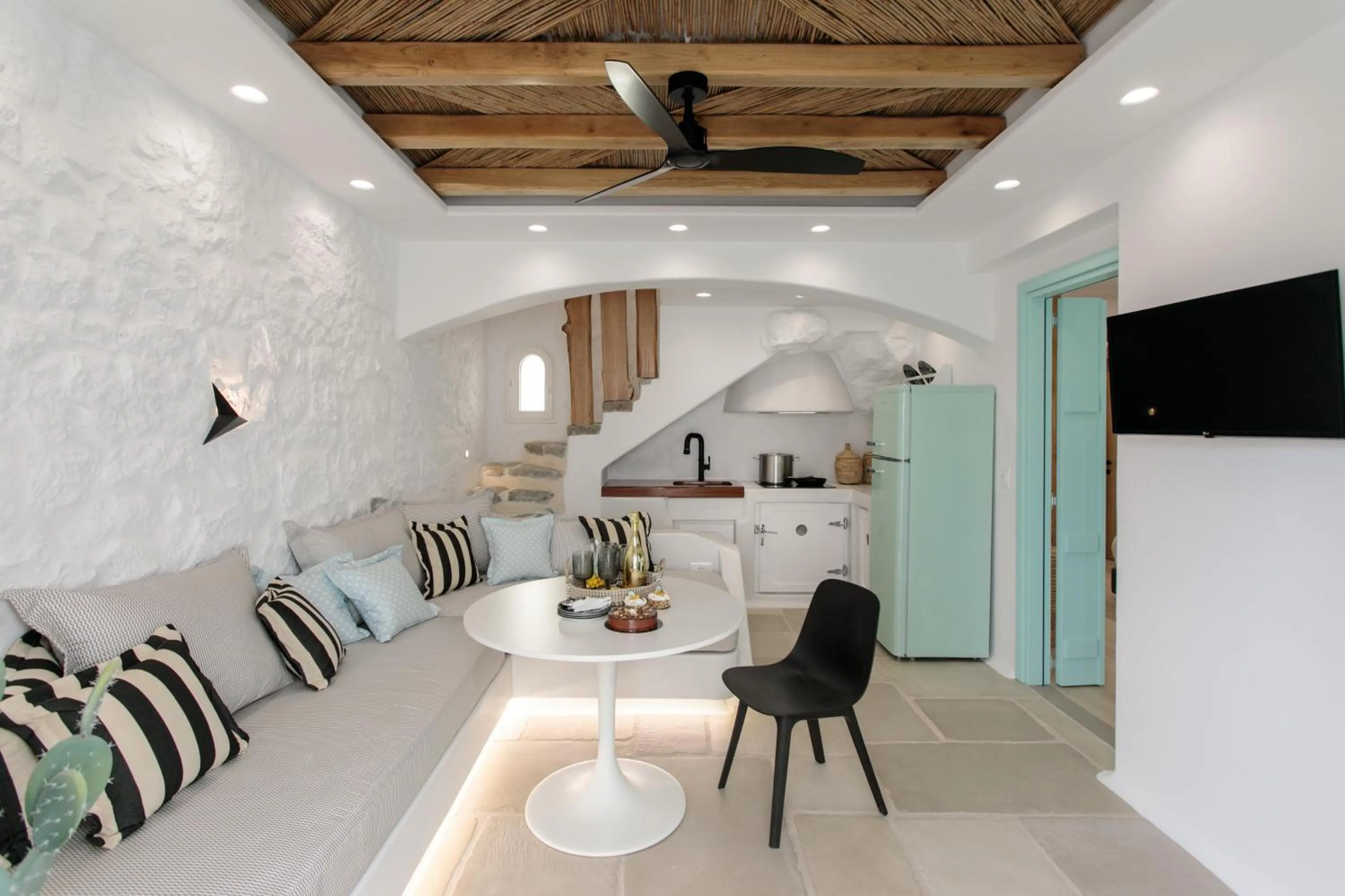 Kitchen or kitchenette in Majo Suites Hotel